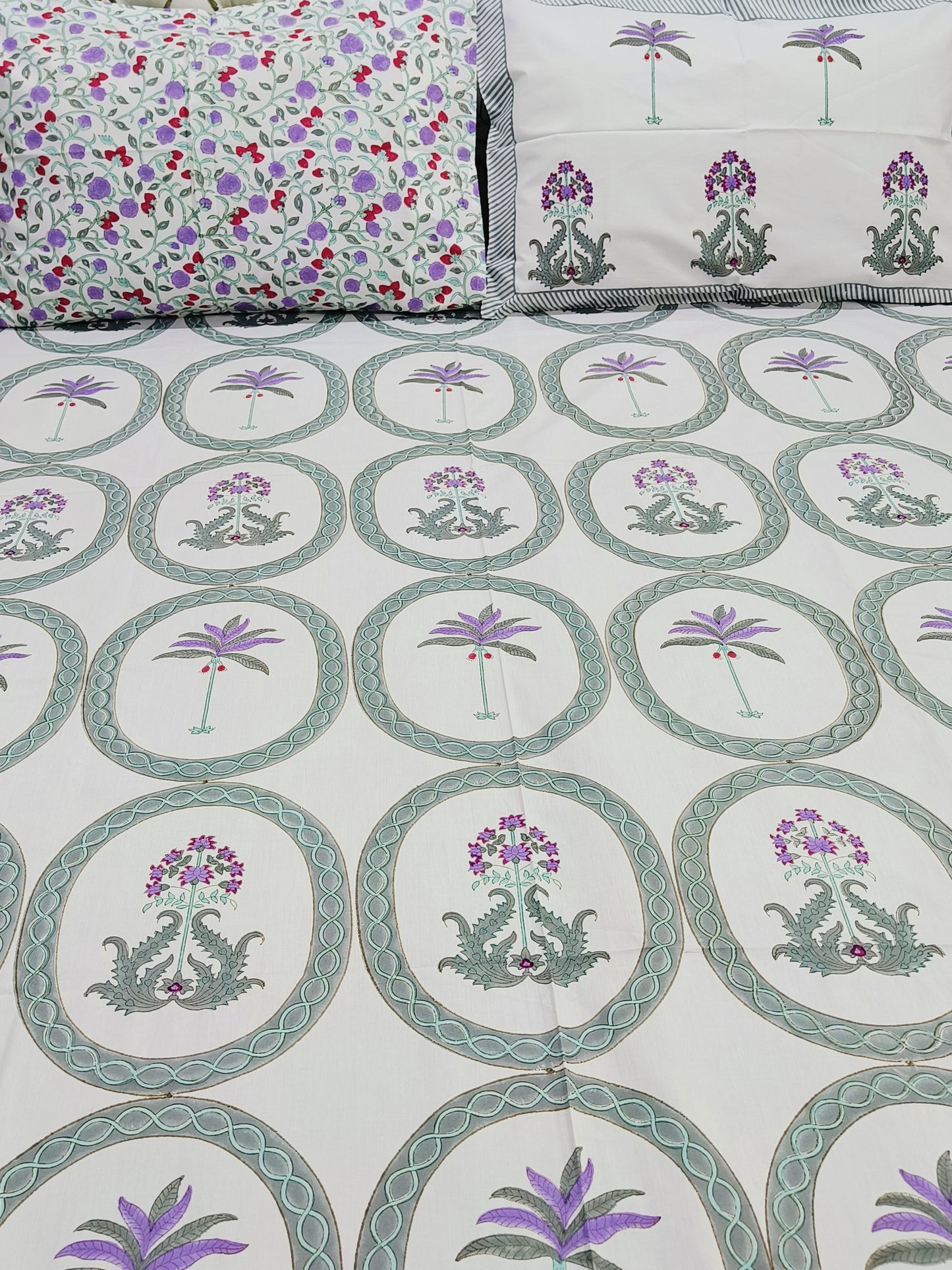 Bedsheet With King Size Pillow Cases