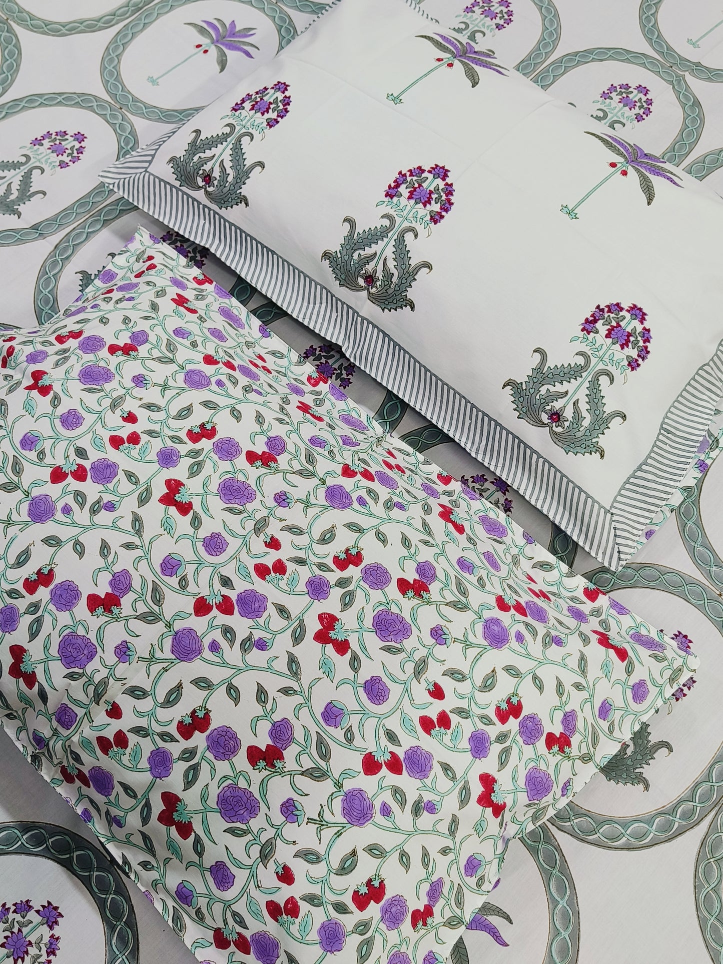 Bedsheet With King Size Pillow Cases