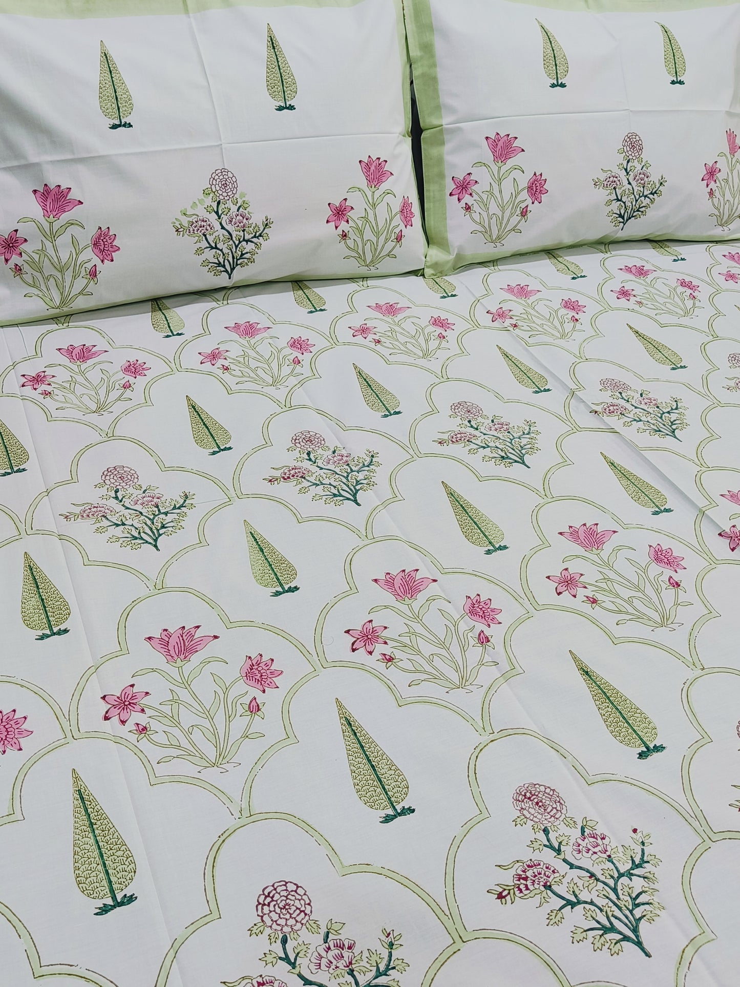 Bedsheet With King Size Pillow Cases