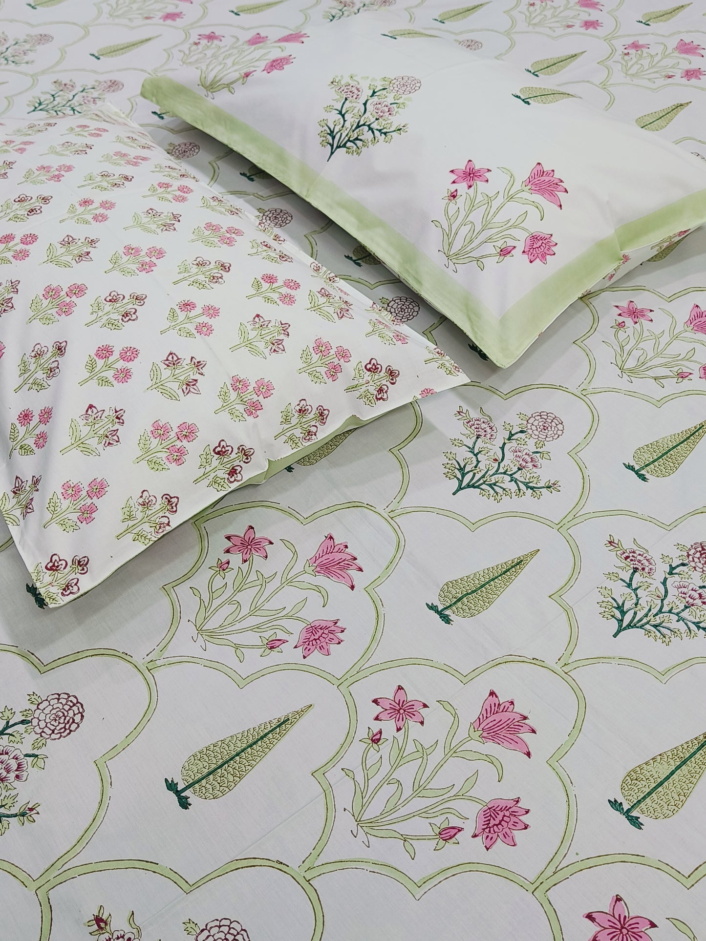 Bedsheet With King Size Pillow Cases