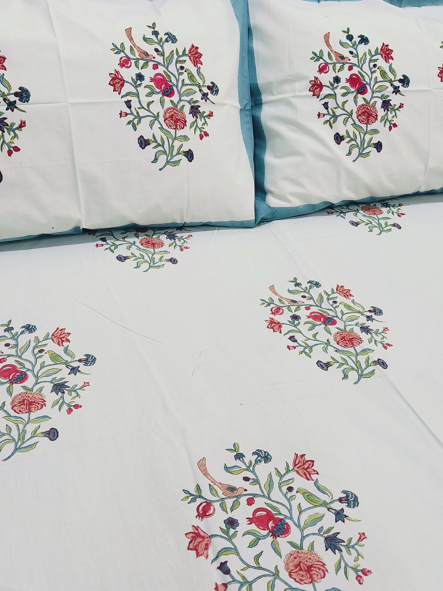 Bedsheet With King Size Pillow Cases