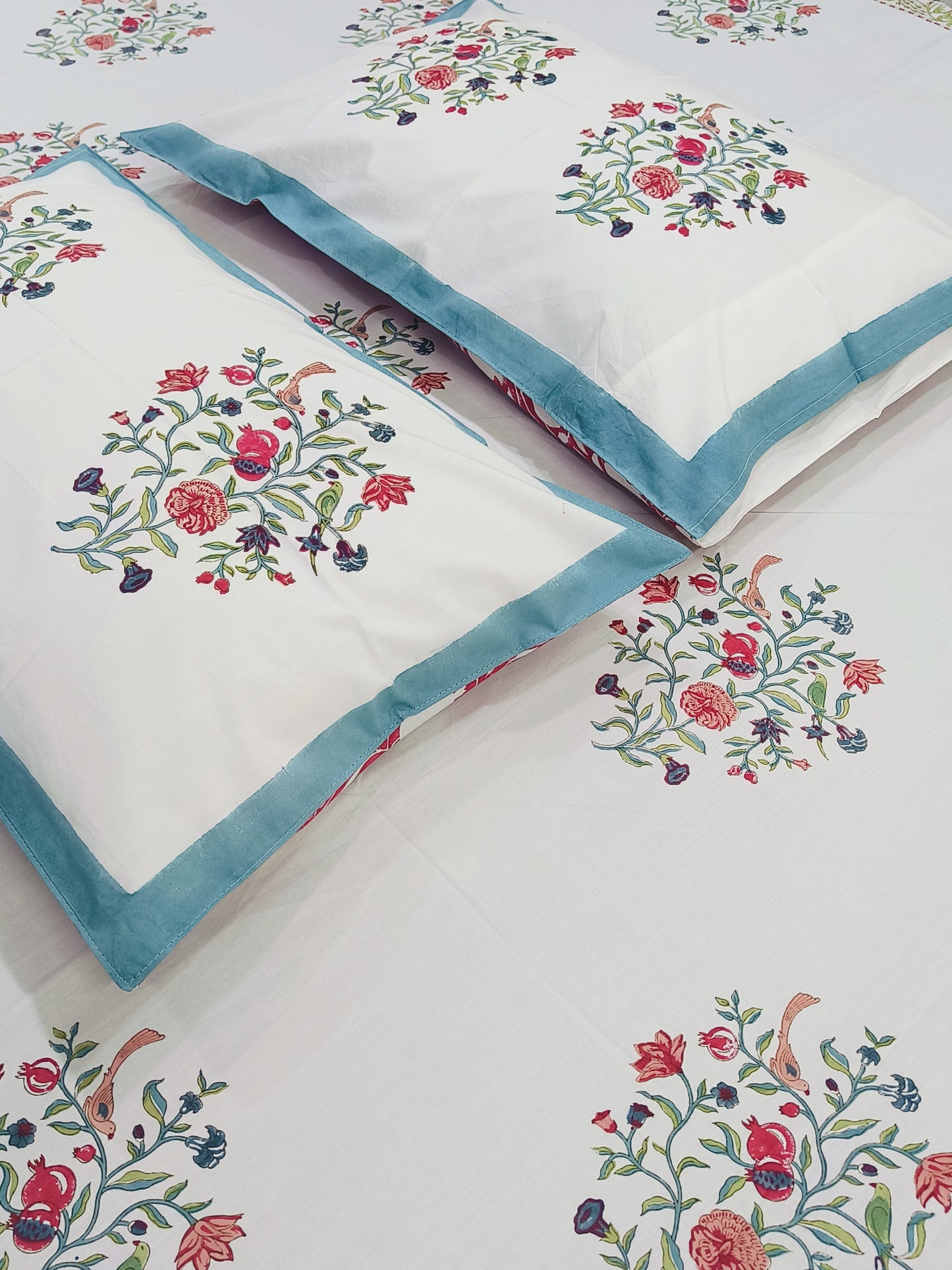 Bedsheet With King Size Pillow Cases