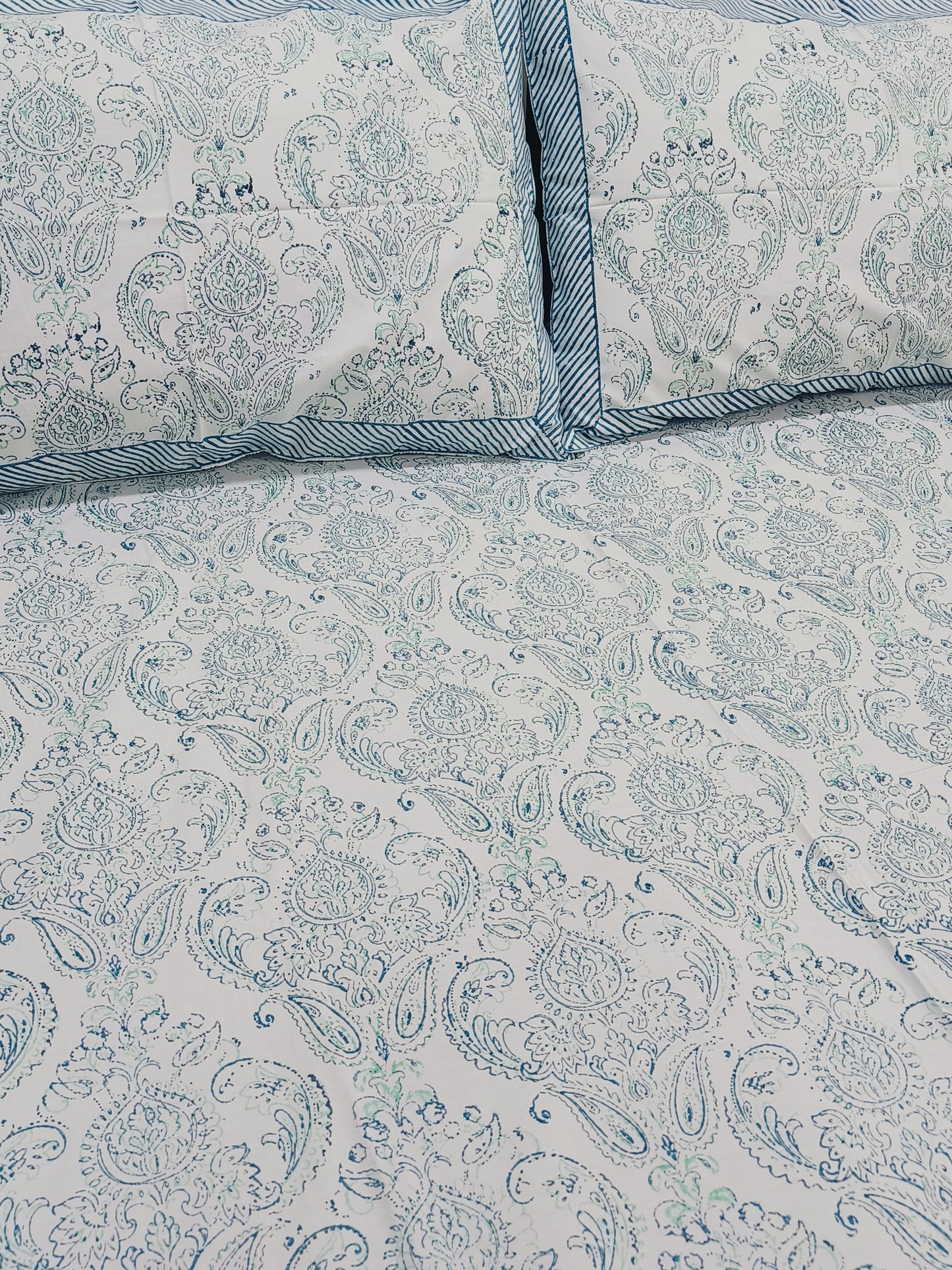 Bedsheet With King Size Pillow Cases