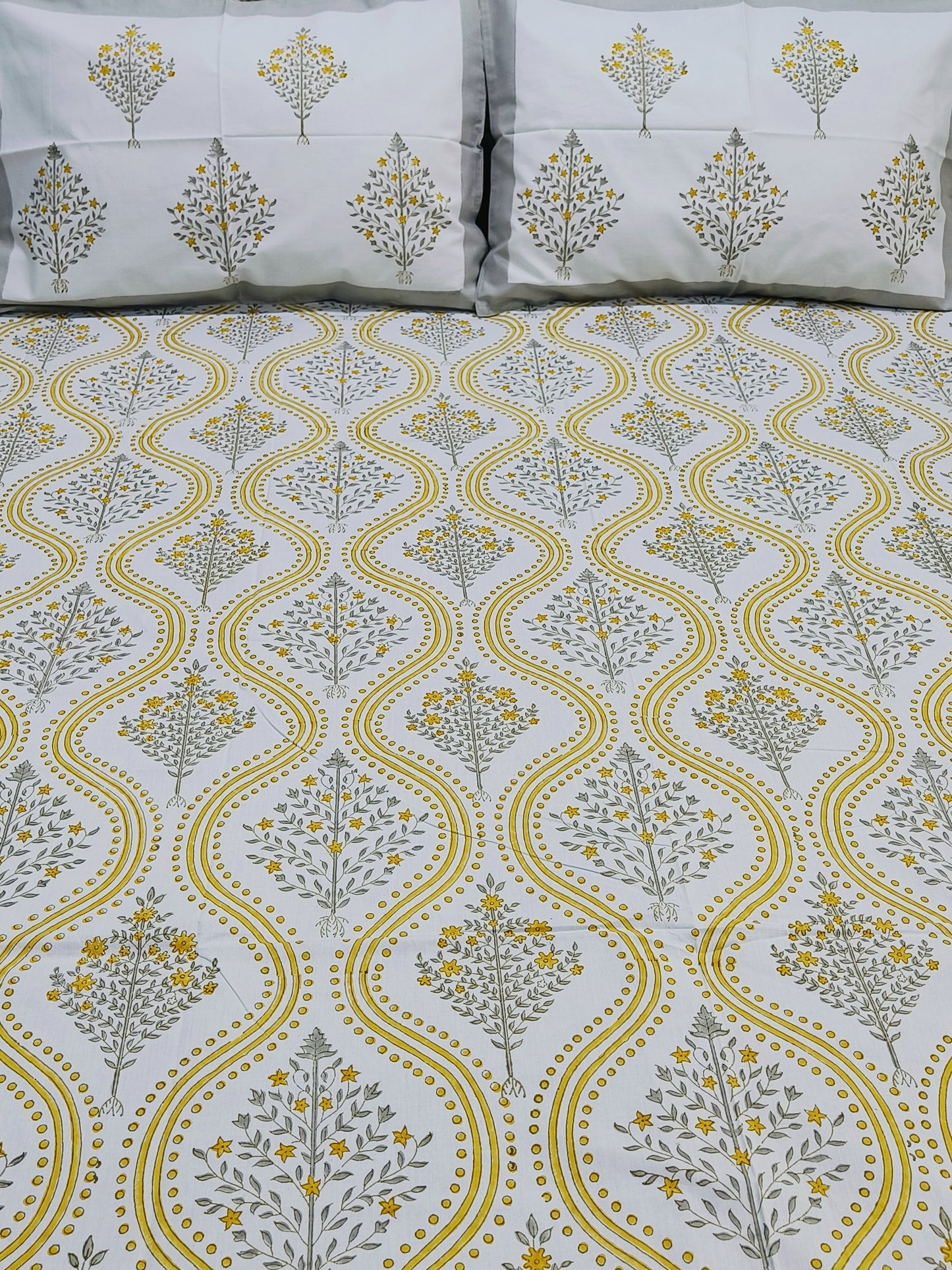 Bedsheet With King Size Pillow Cases