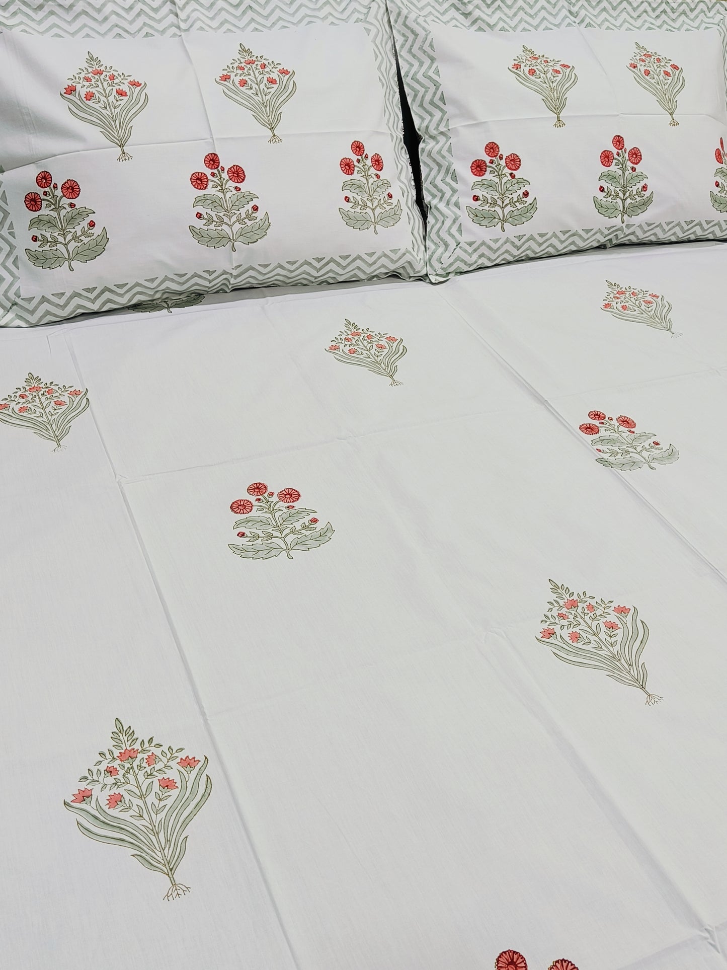 Bedsheet With King Size Pillow Cases