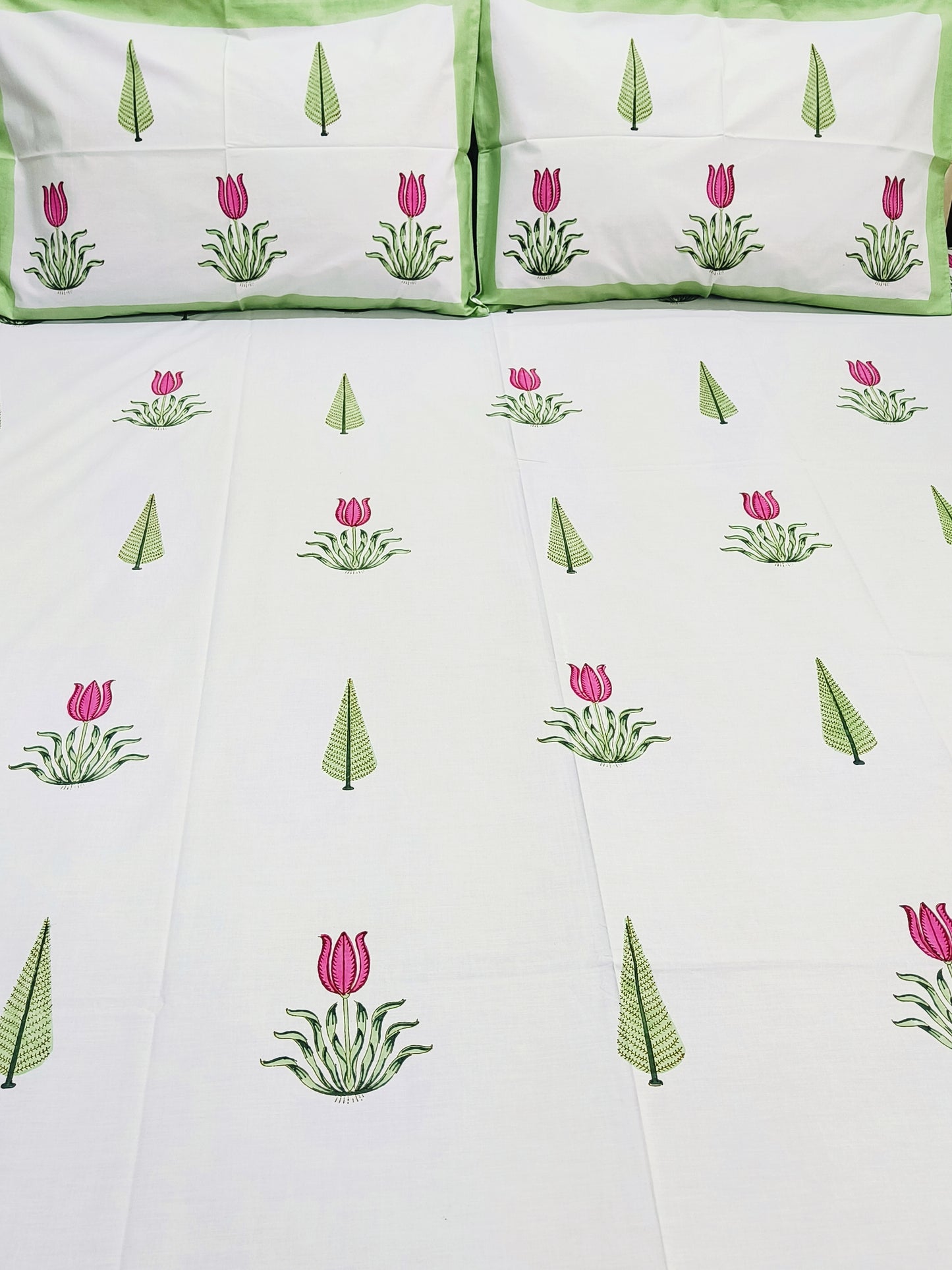 Bedsheet With King Size Pillow Cases