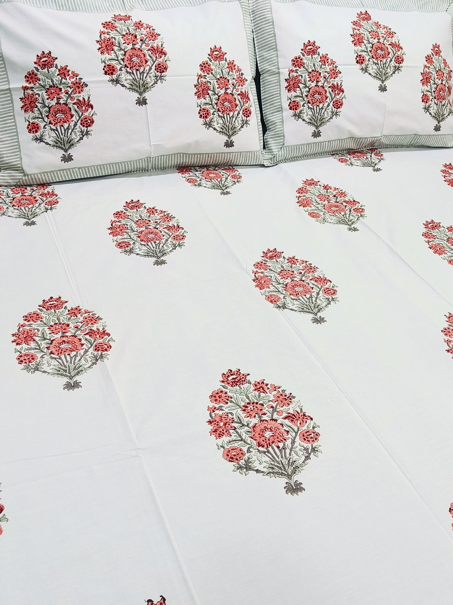 Bedsheet With King Size Pillow Cases