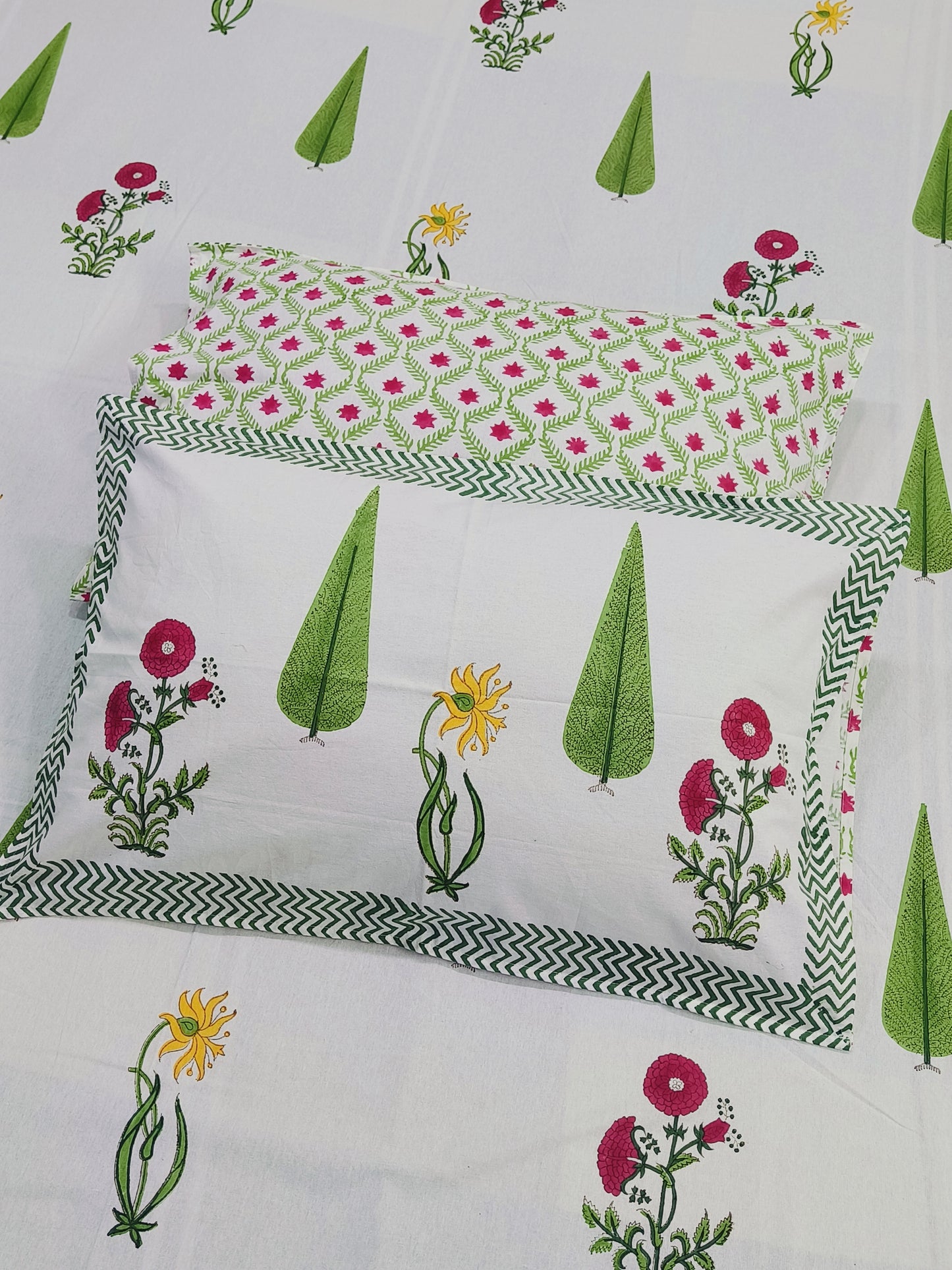 Bedsheet With King Size Pillow Cases