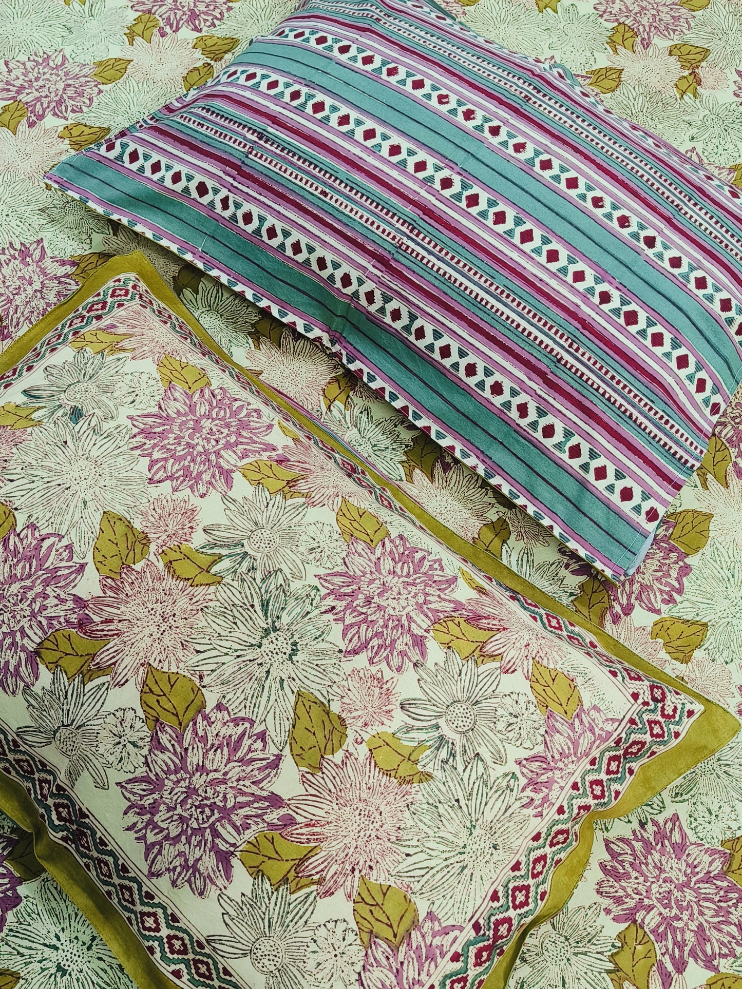 Bedsheet With King Size Pillow Cases