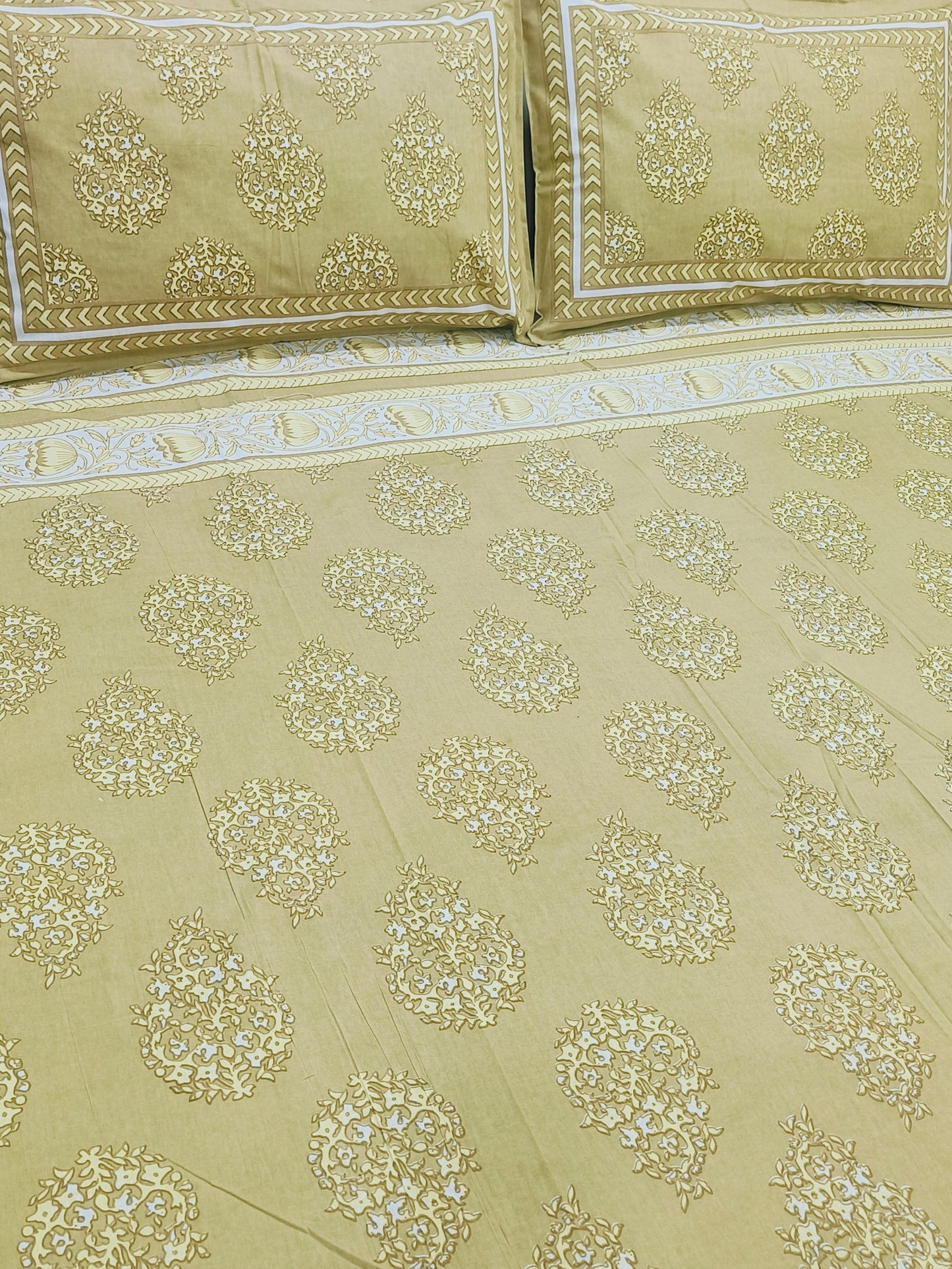 Bedsheet With King Size Pillow Cases