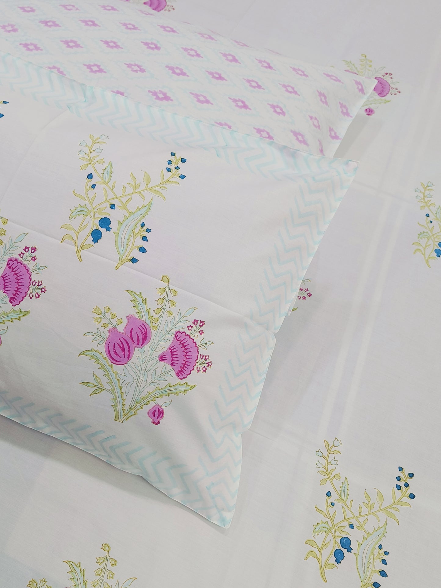 Bedsheet With King Size Pillow Cases