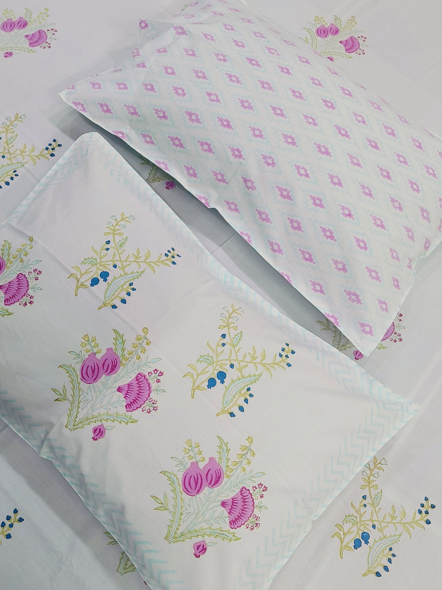 Bedsheet With King Size Pillow Cases