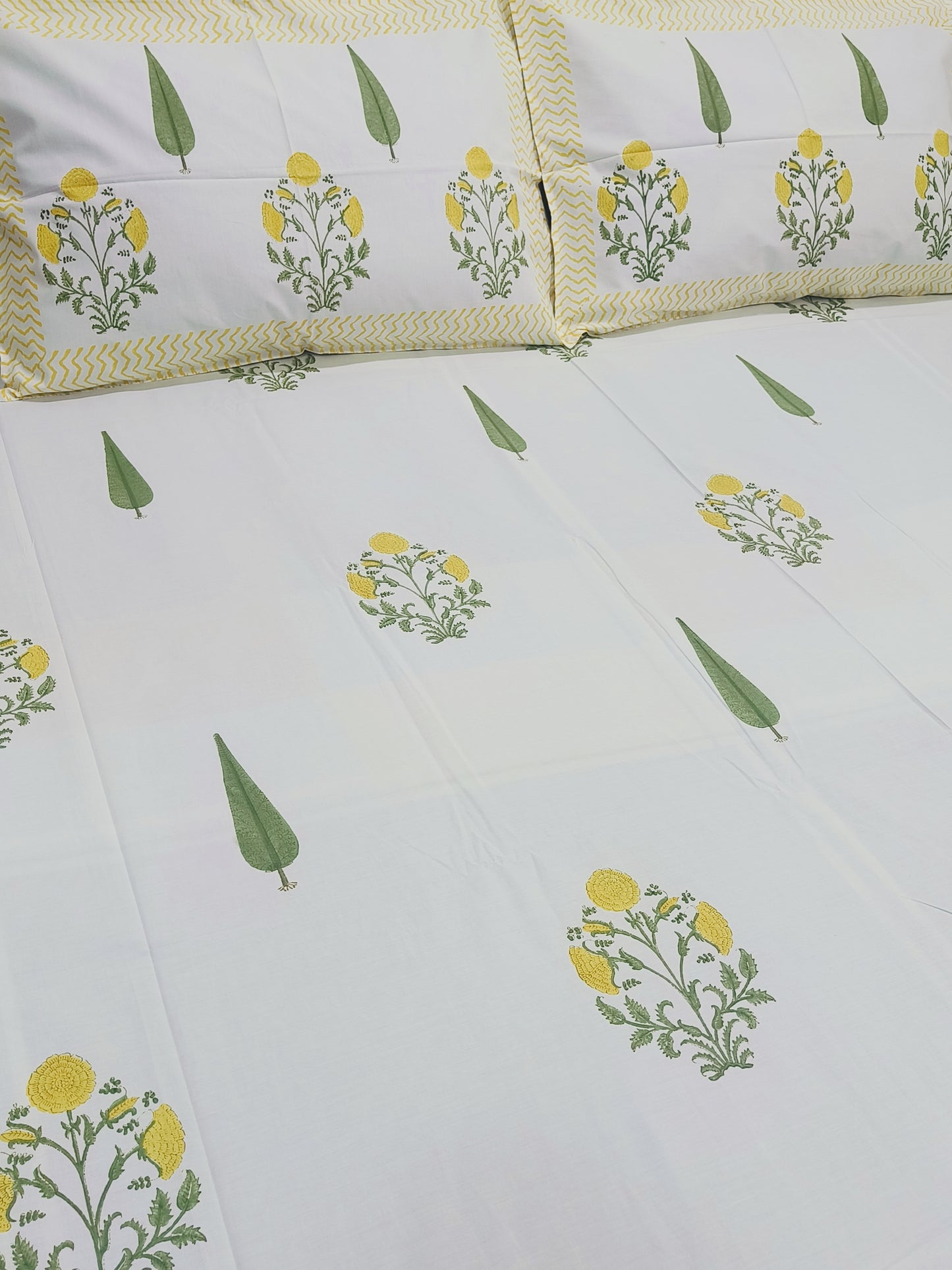 Bedsheet With King Size Pillow Cases
