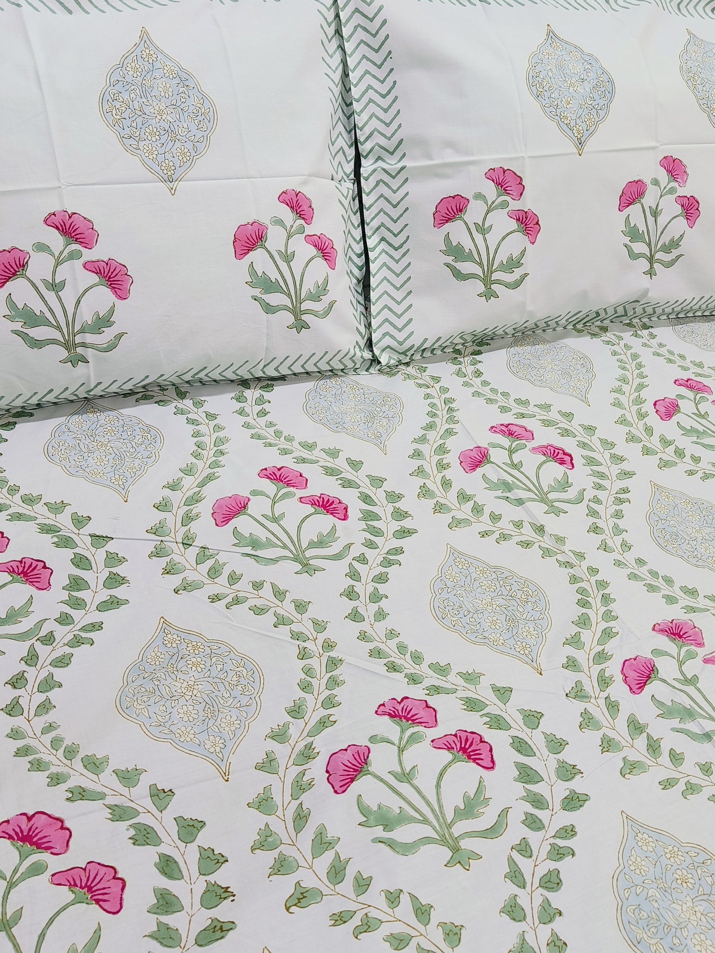 Bedsheet With King Size Pillow Cases