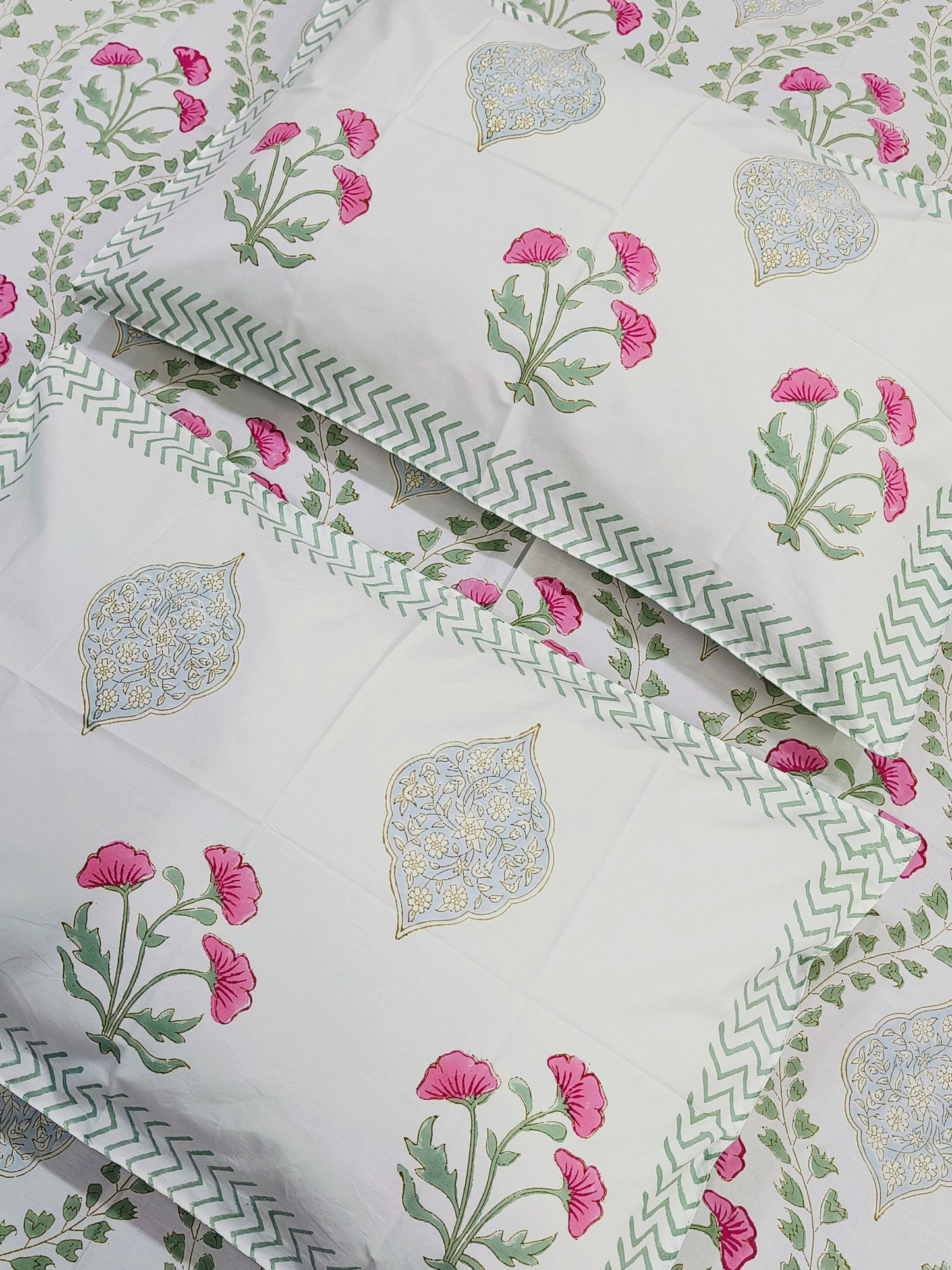 Bedsheet With King Size Pillow Cases