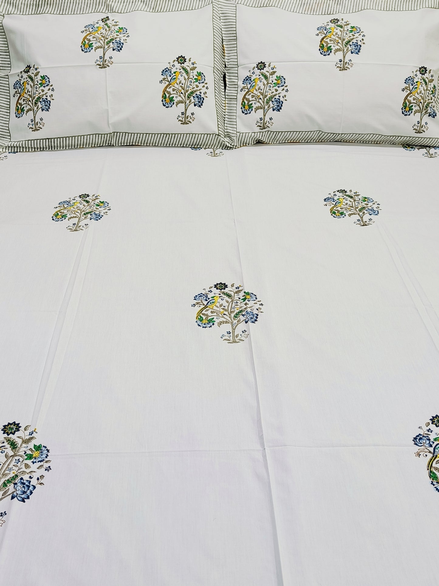 Bedsheet With King Size Pillow Cases