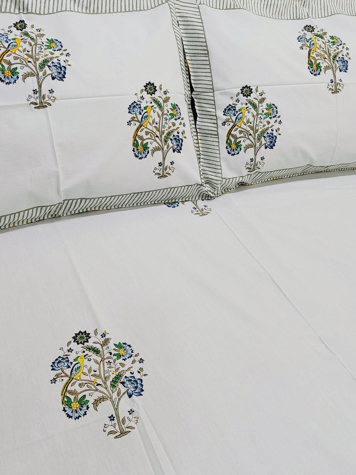 Bedsheet With King Size Pillow Cases