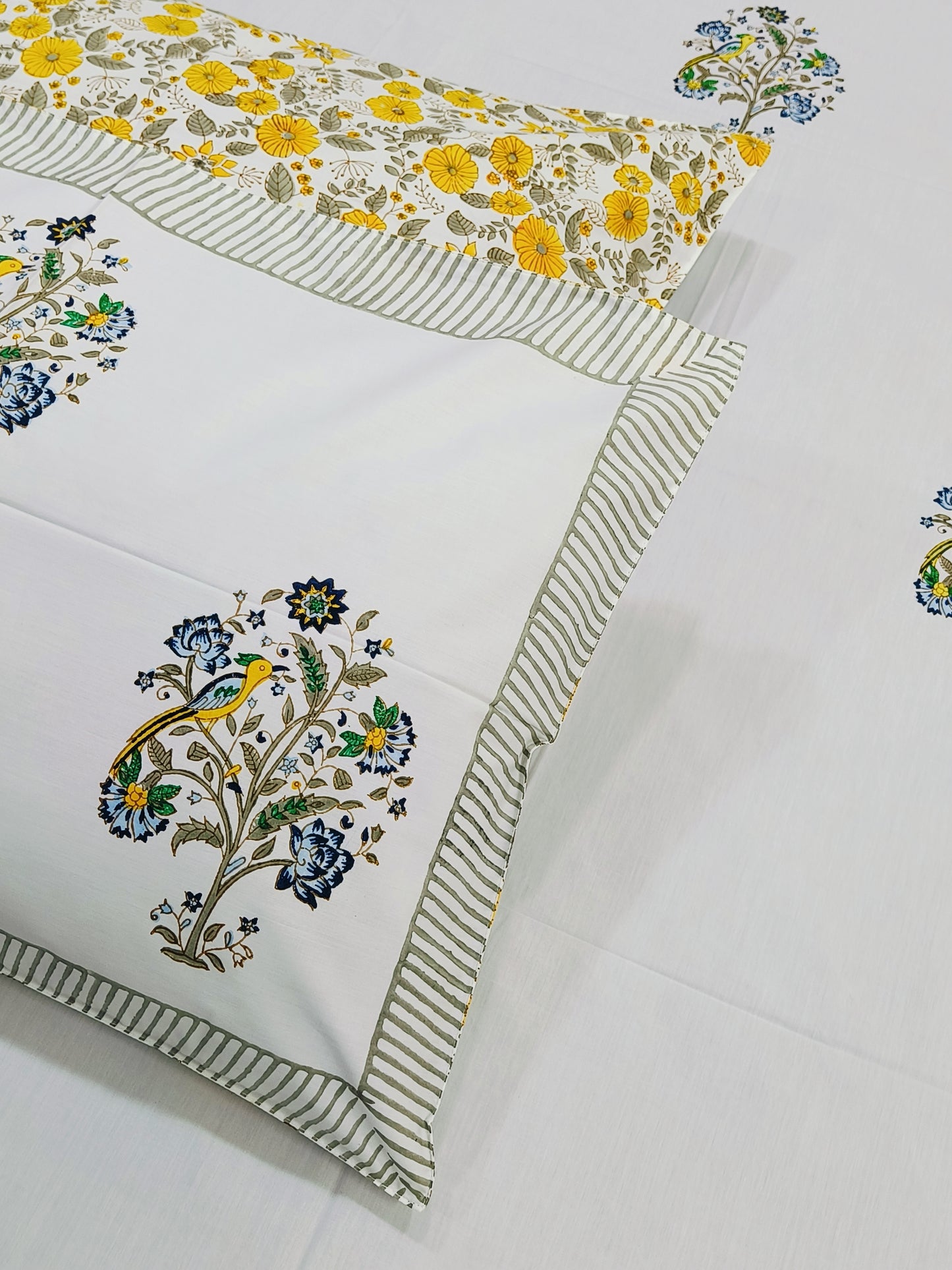 Bedsheet With King Size Pillow Cases