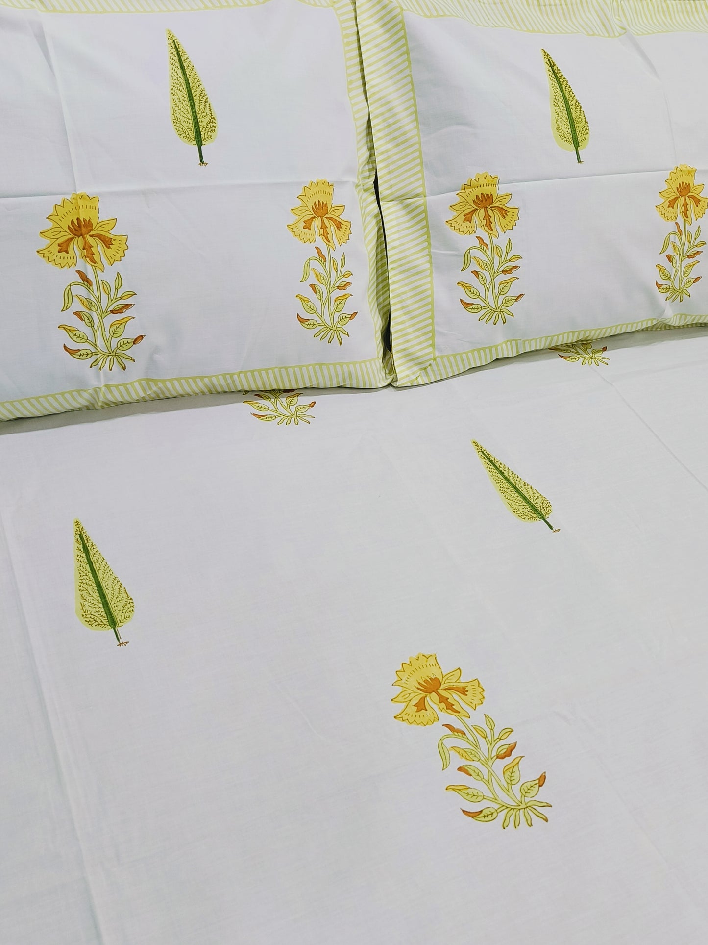 Bedsheet With King Size Pillow Cases