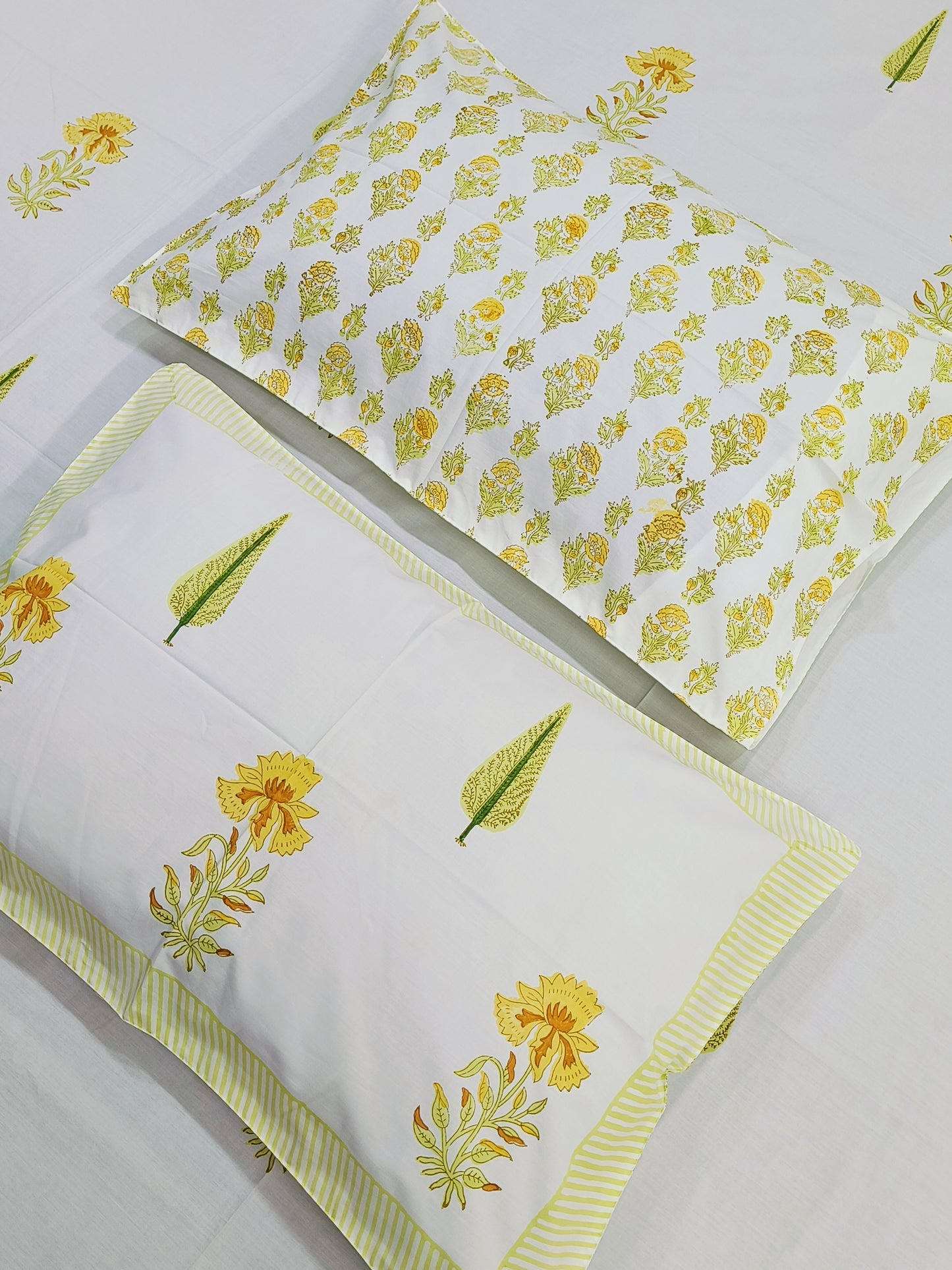 Bedsheet With King Size Pillow Cases