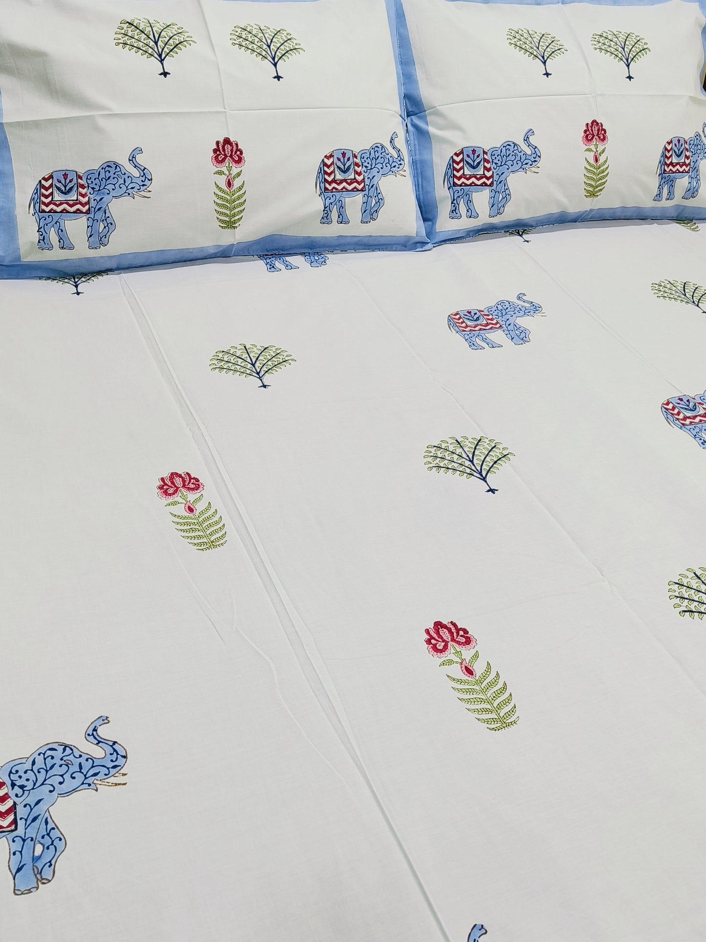 Bedsheet With King Size Pillow Cases