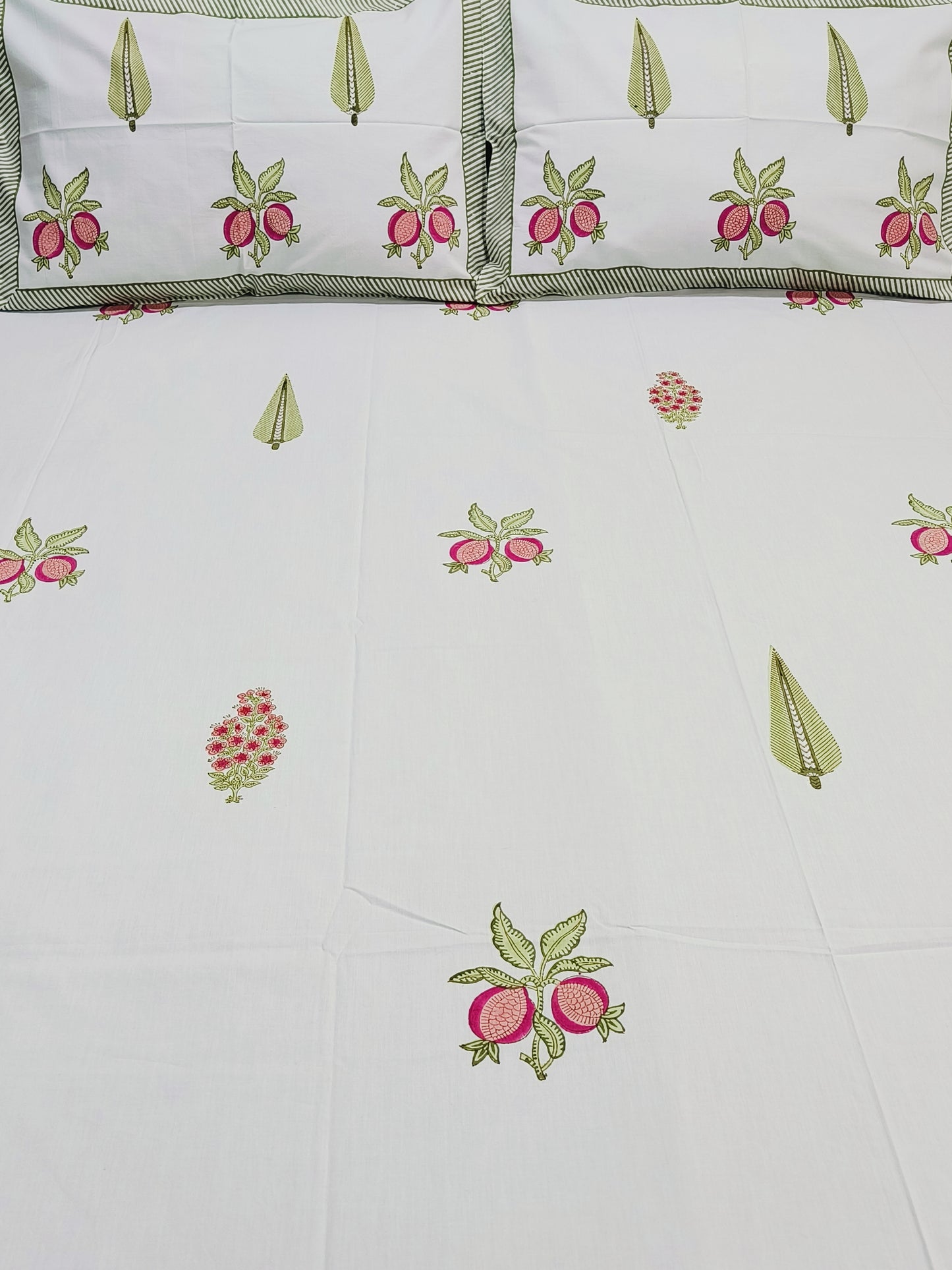 Bedsheet With King Size Pillow Cases