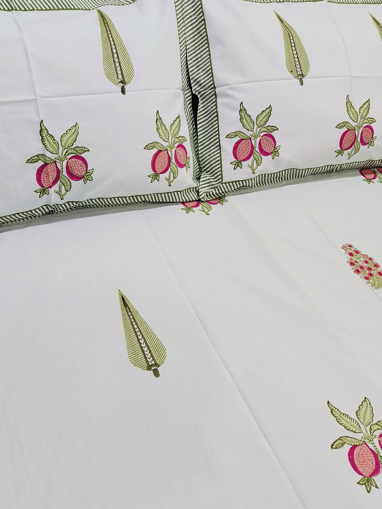 Bedsheet With King Size Pillow Cases
