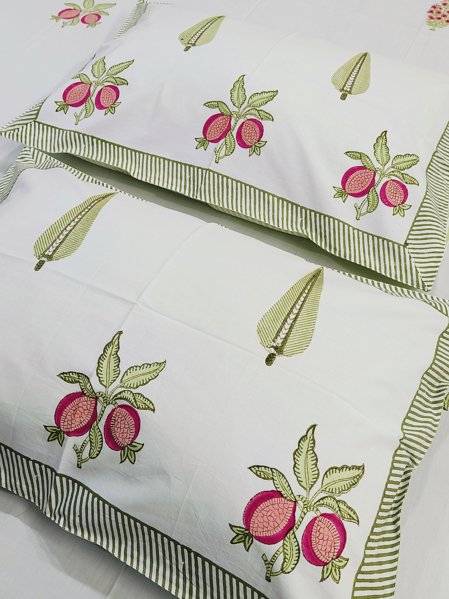 Bedsheet With King Size Pillow Cases