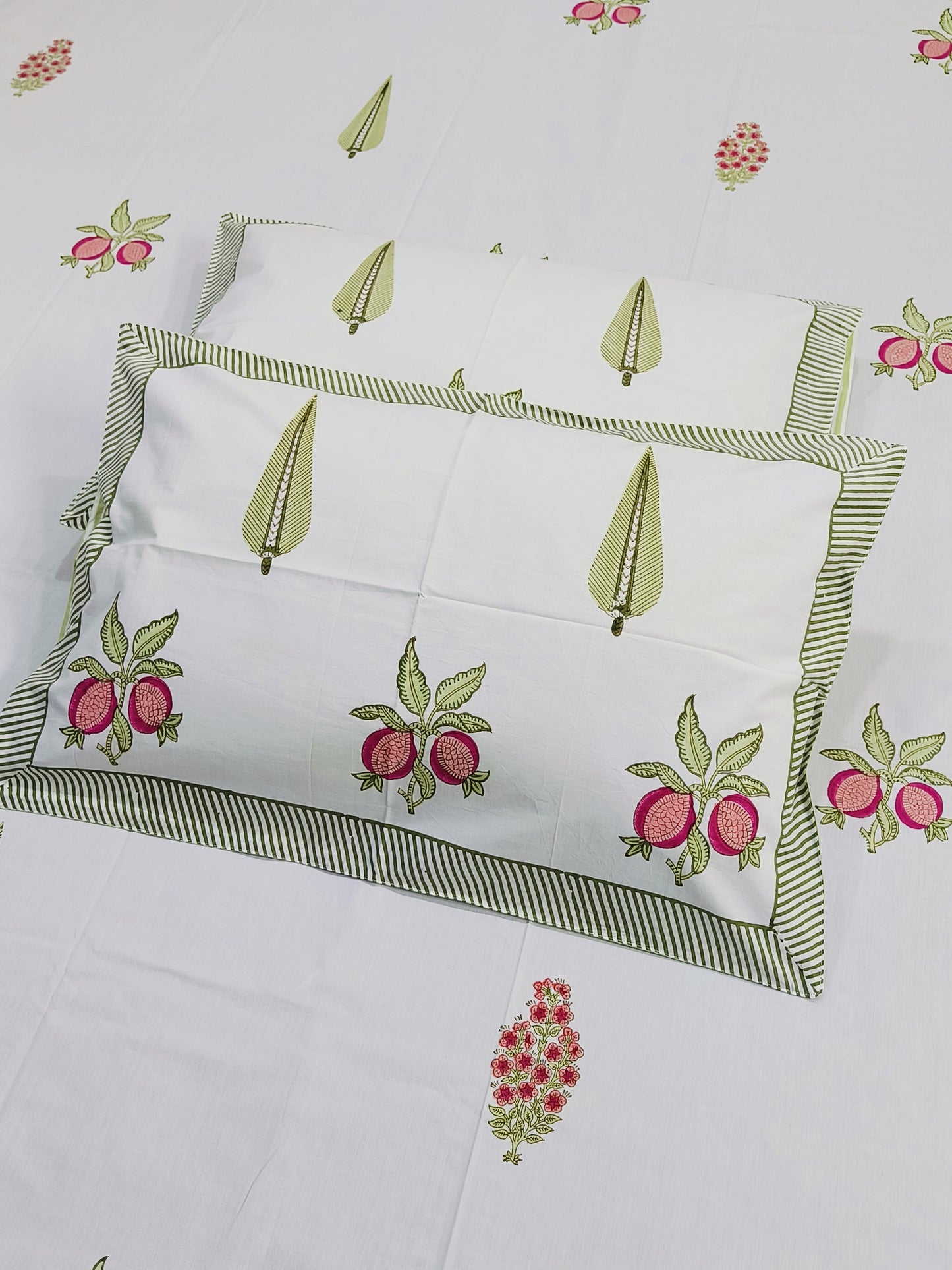 Bedsheet With King Size Pillow Cases