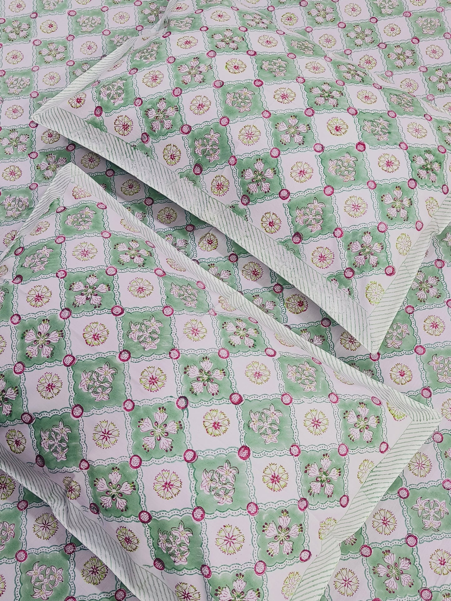 Bedsheet With King Size Pillow Cases