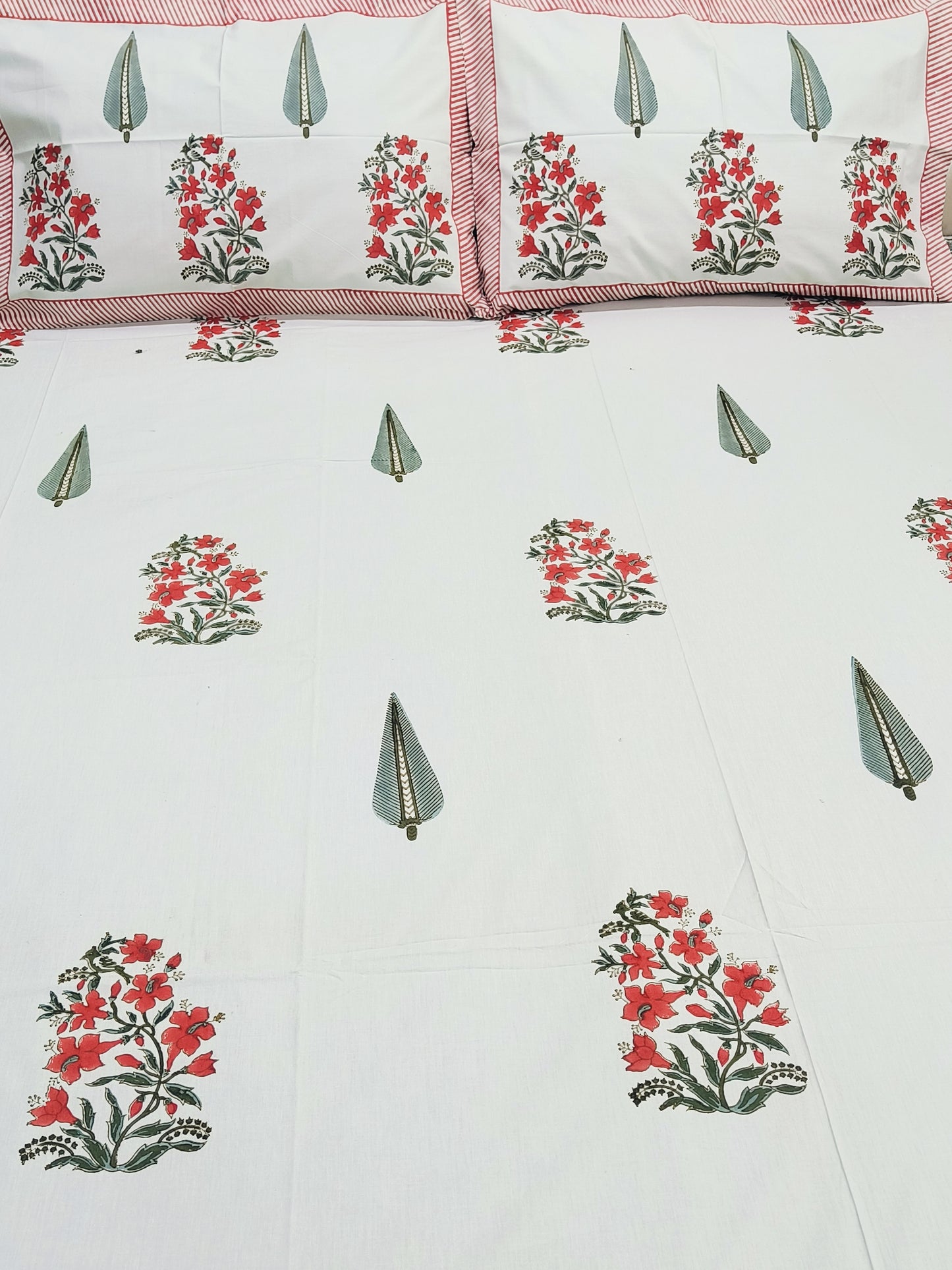 Bedsheet With King Size Pillow Cases