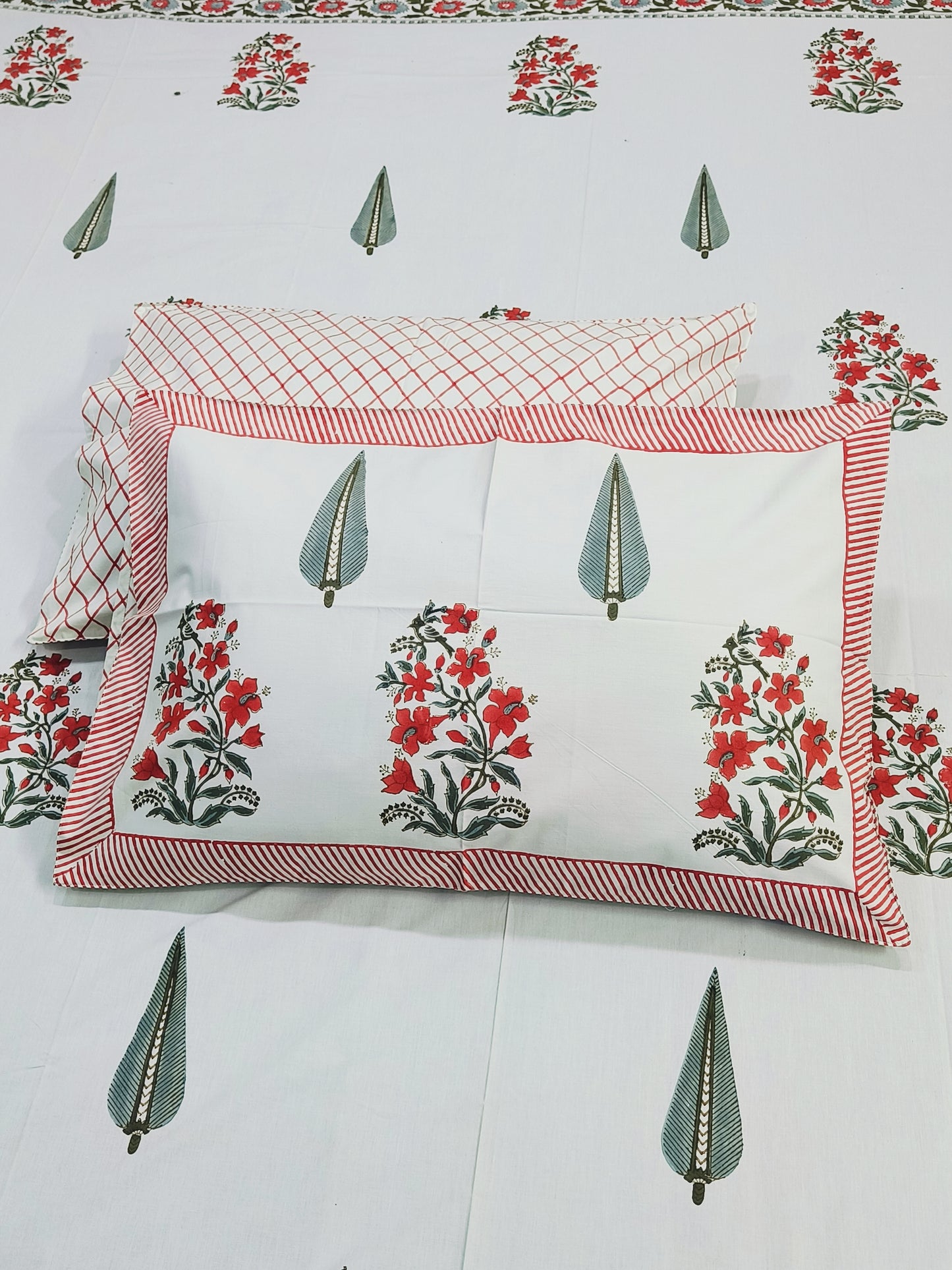 Bedsheet With King Size Pillow Cases
