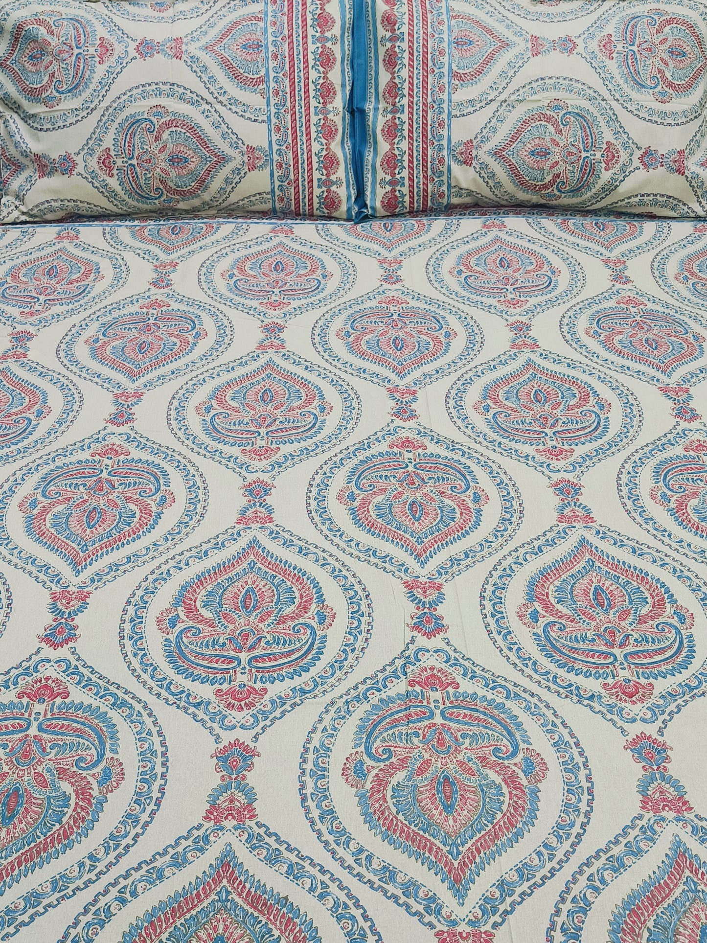 Bedsheet With King Size Pillow Cases