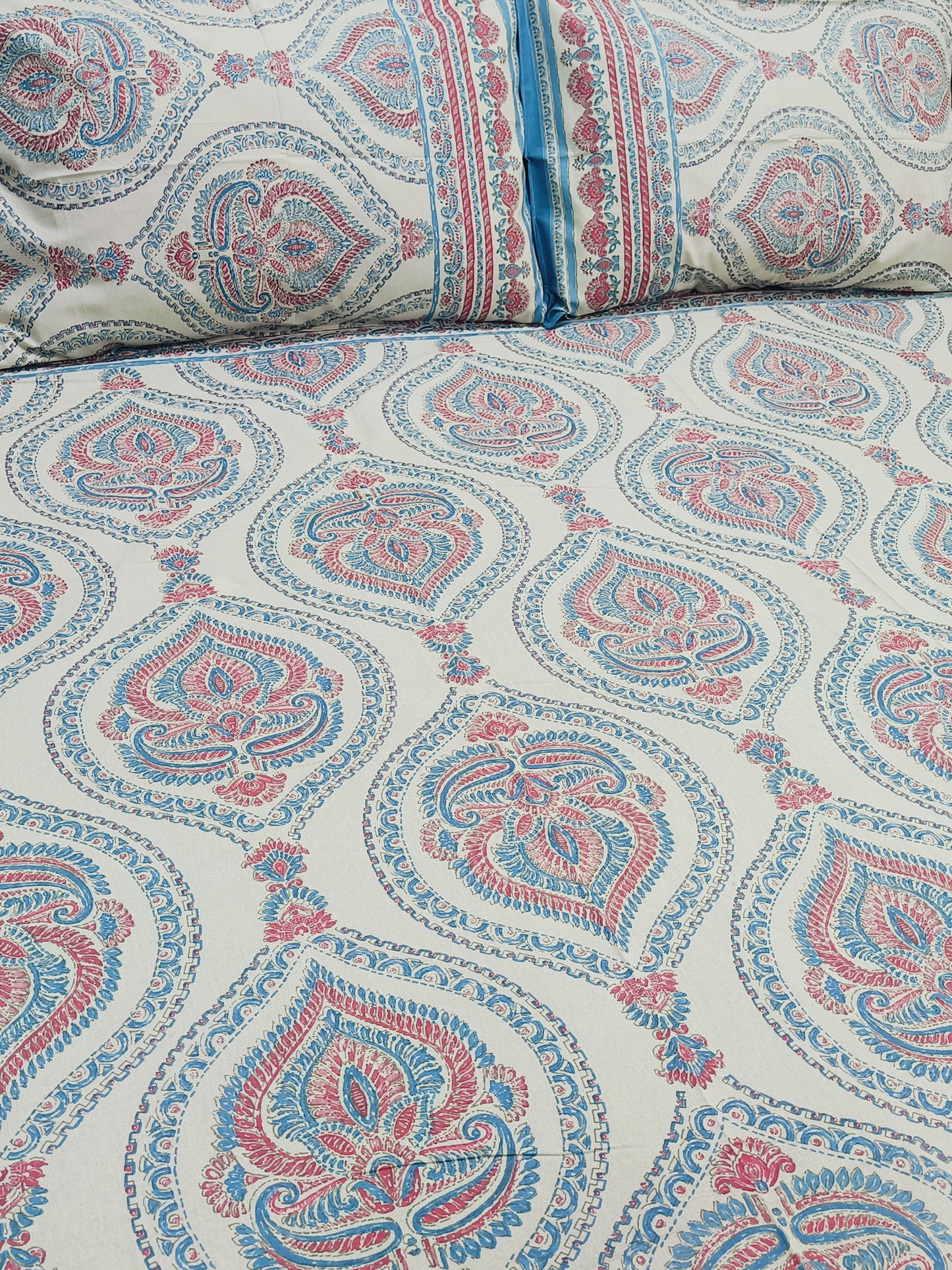 Bedsheet With King Size Pillow Cases