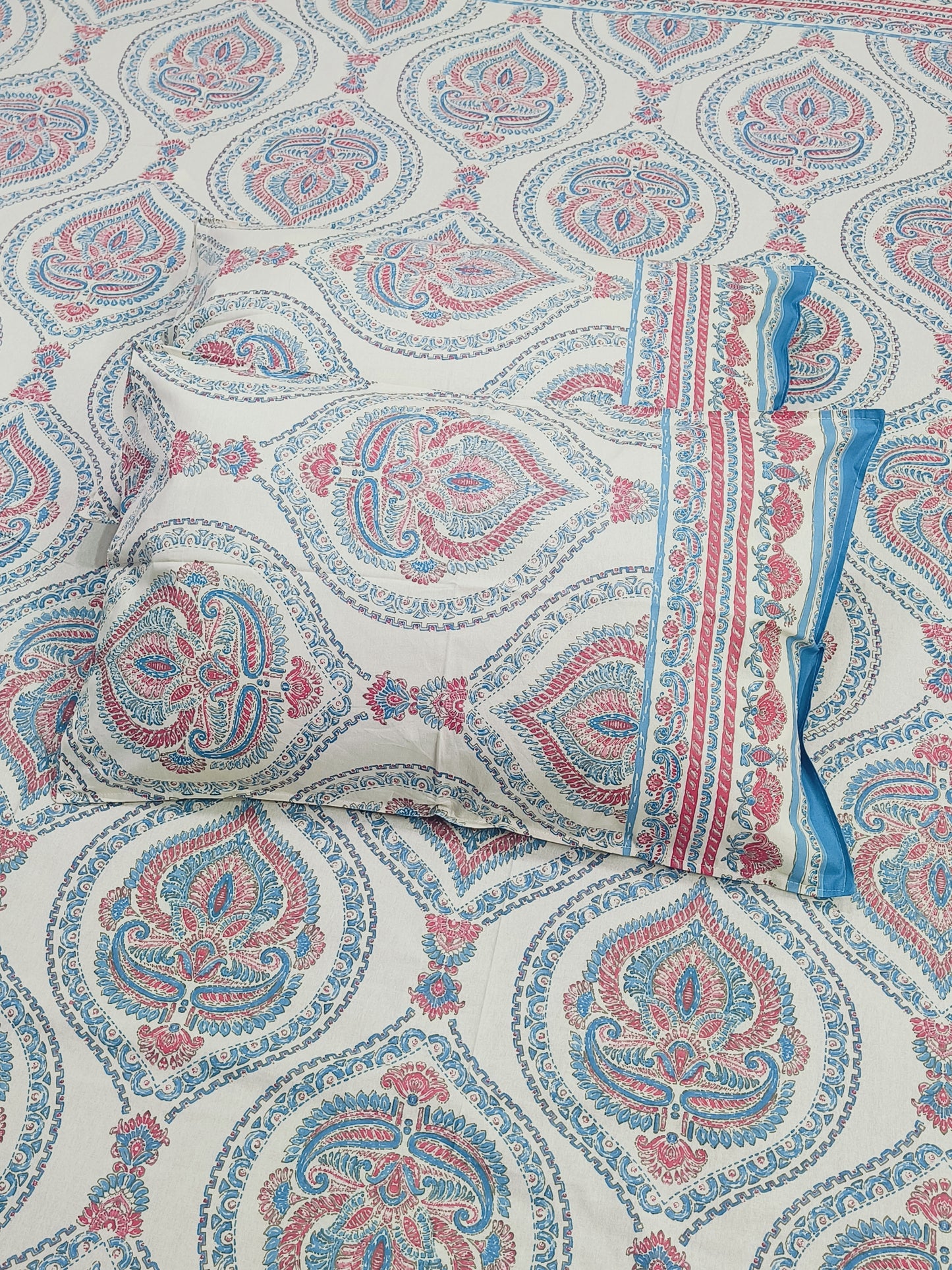 Bedsheet With King Size Pillow Cases