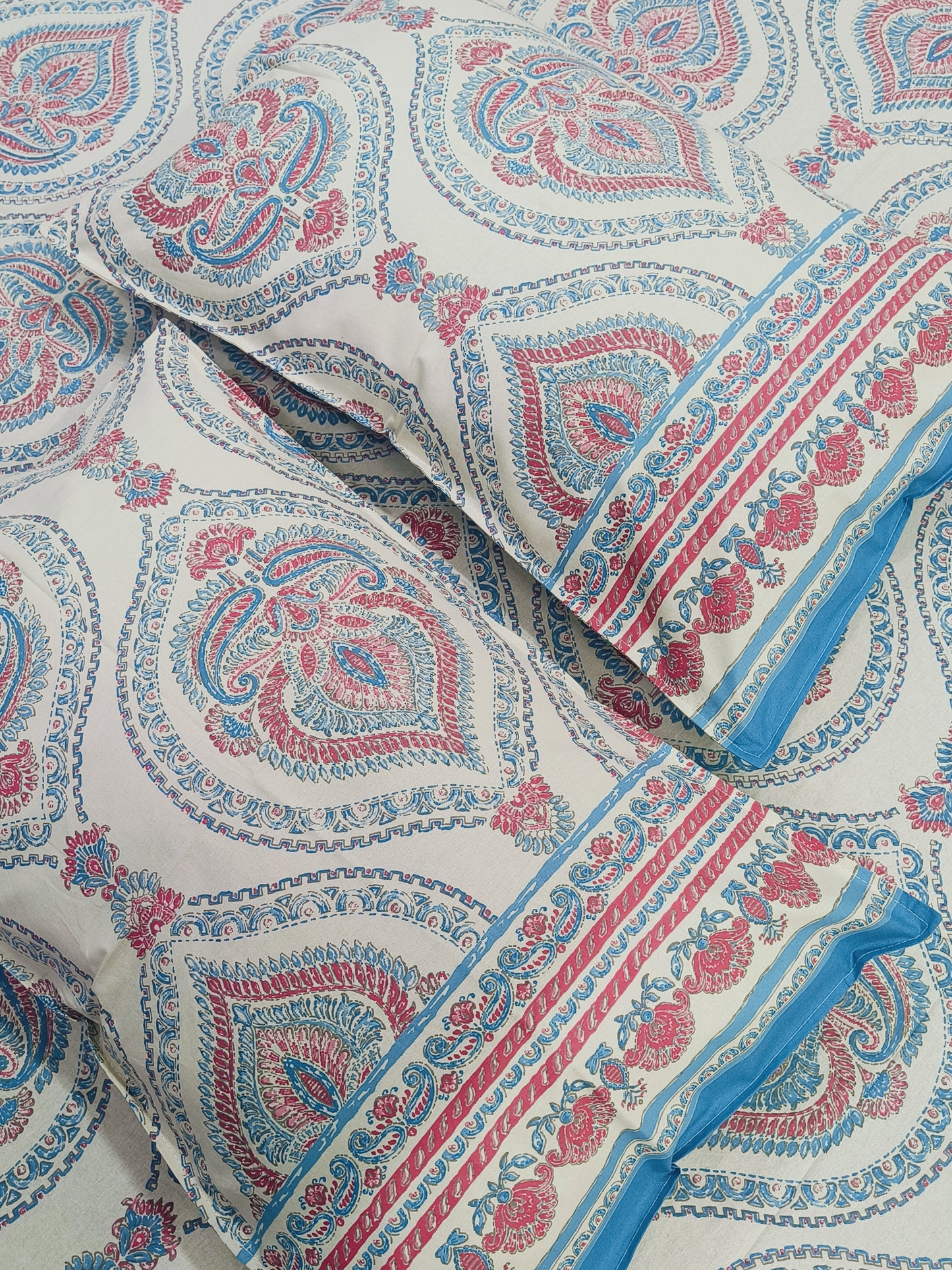 Bedsheet With King Size Pillow Cases