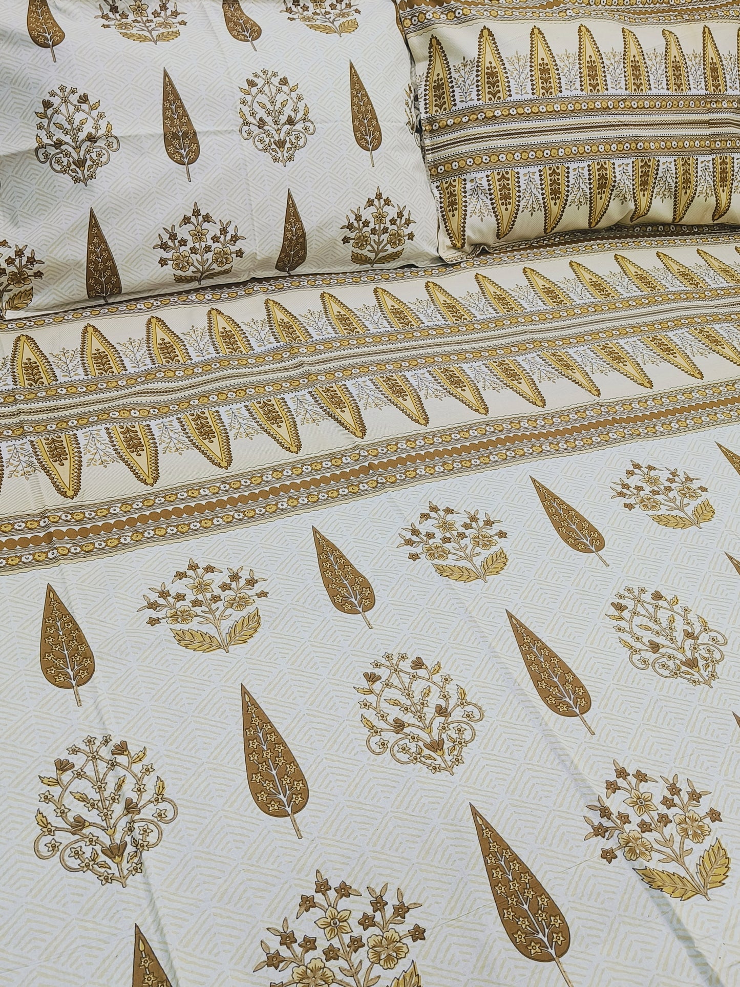 Bedsheet With King Size Pillow Cases