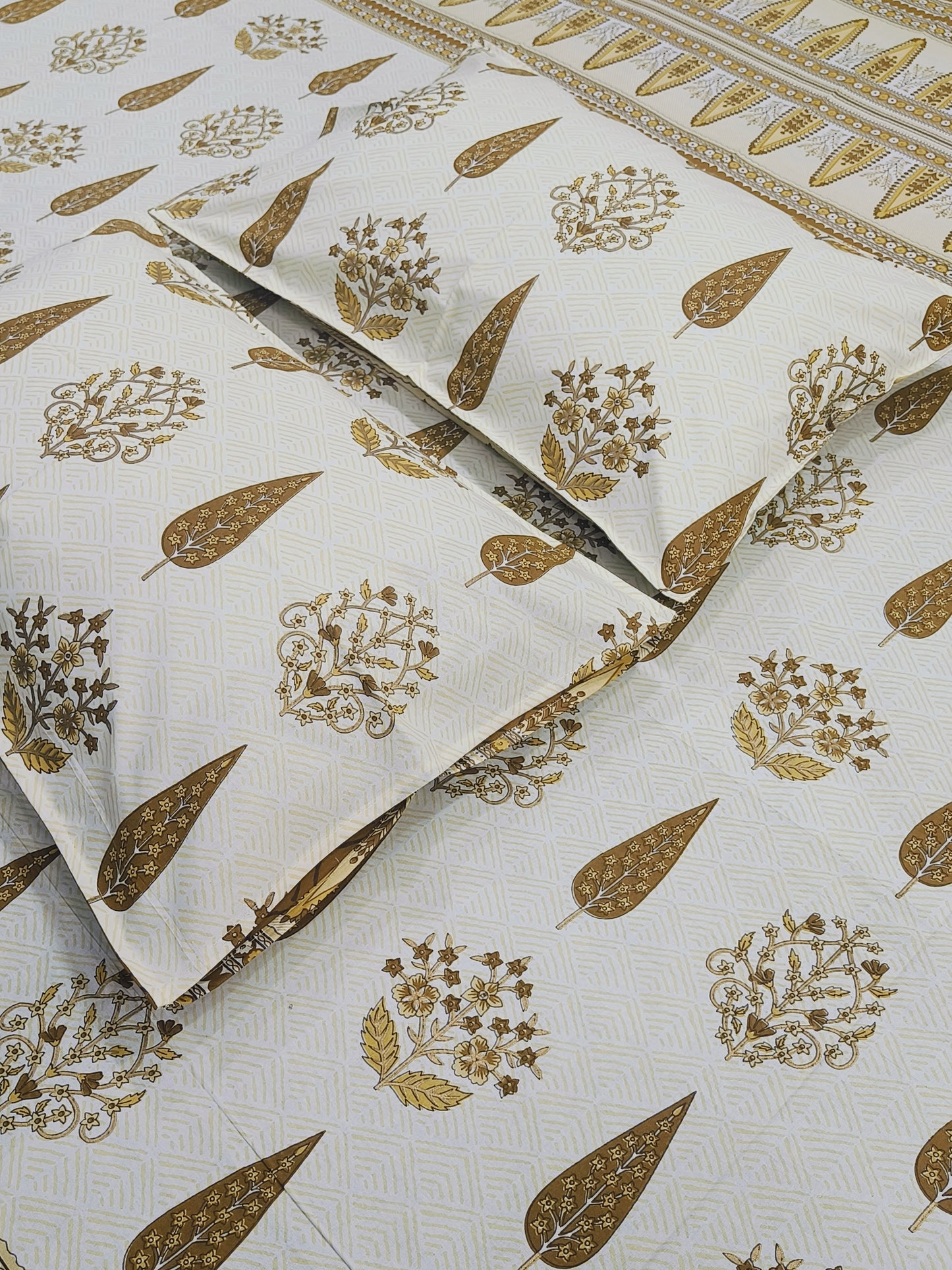Bedsheet With King Size Pillow Cases