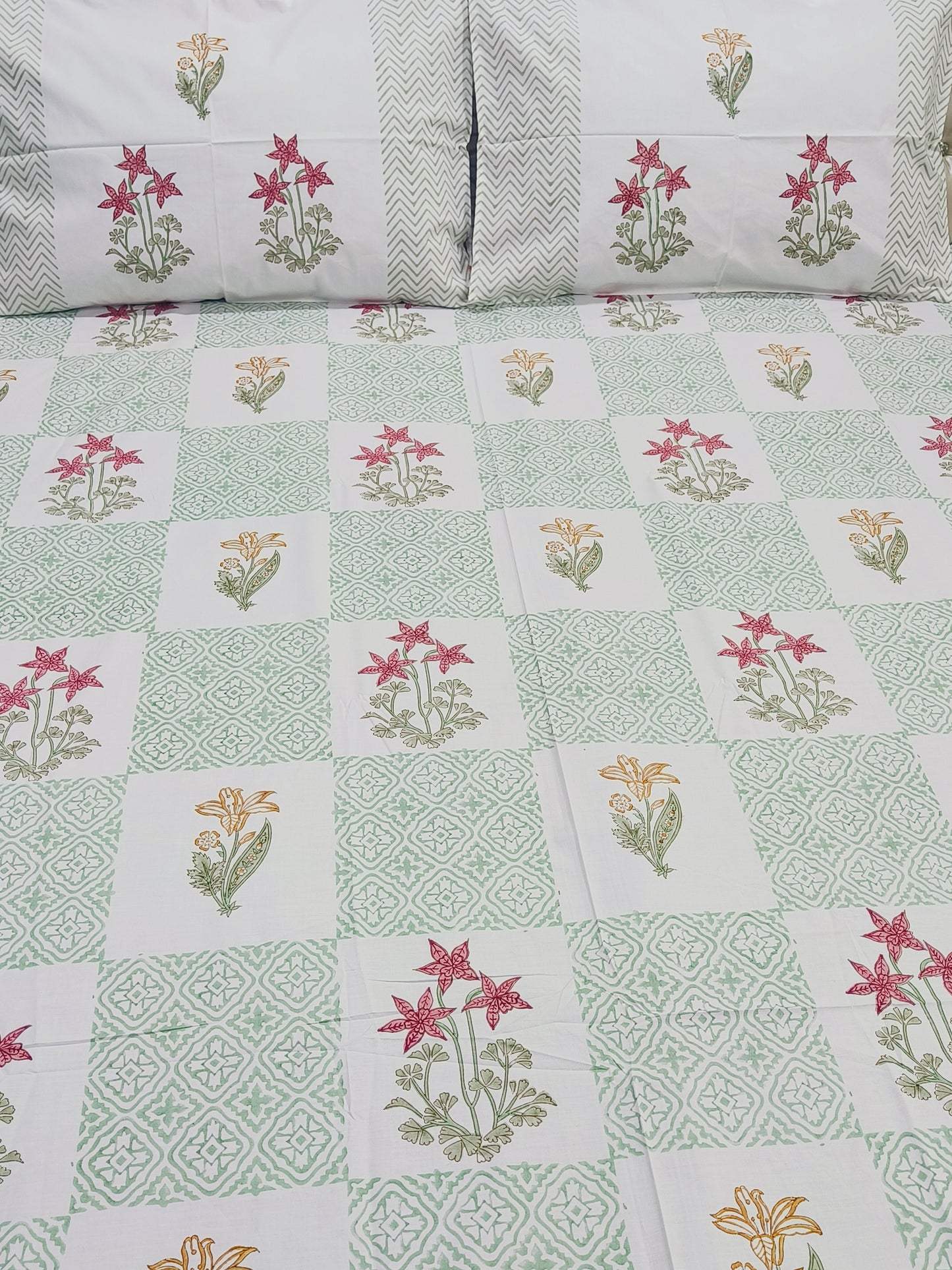 Bedsheet With King Size Pillow Cases