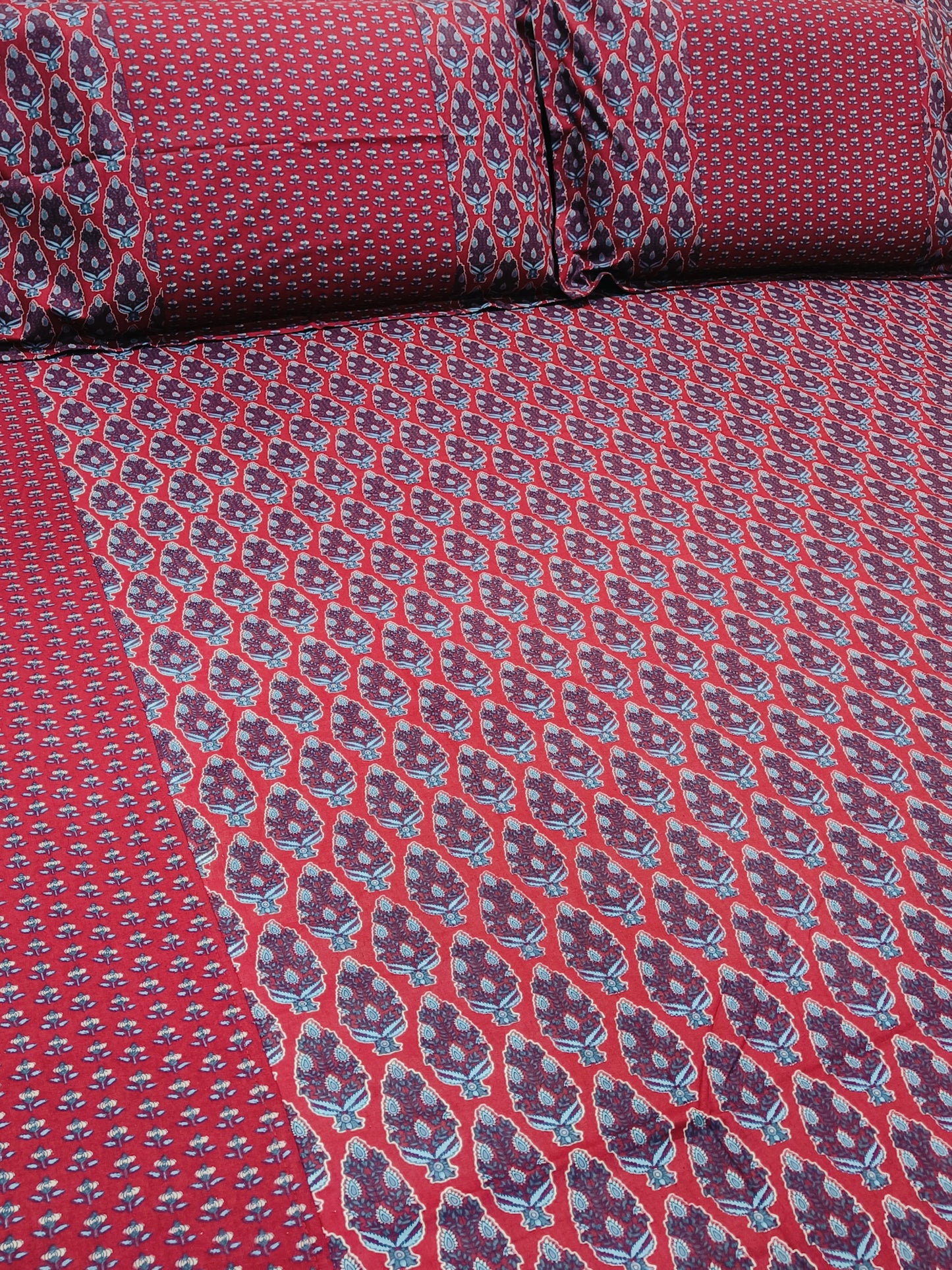 Bedsheet With King Size Pillow Cases