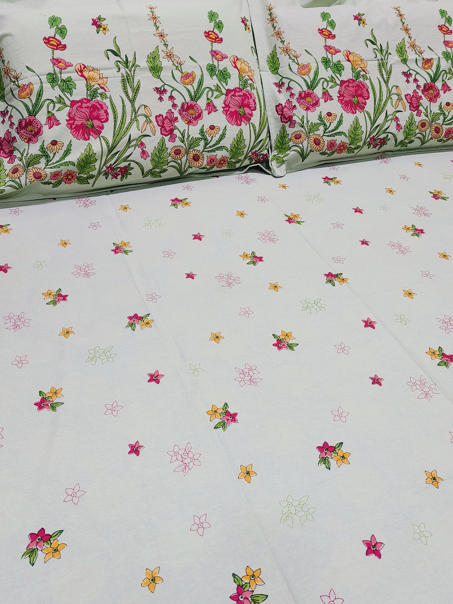 Bedsheet With King Size Pillow Cases