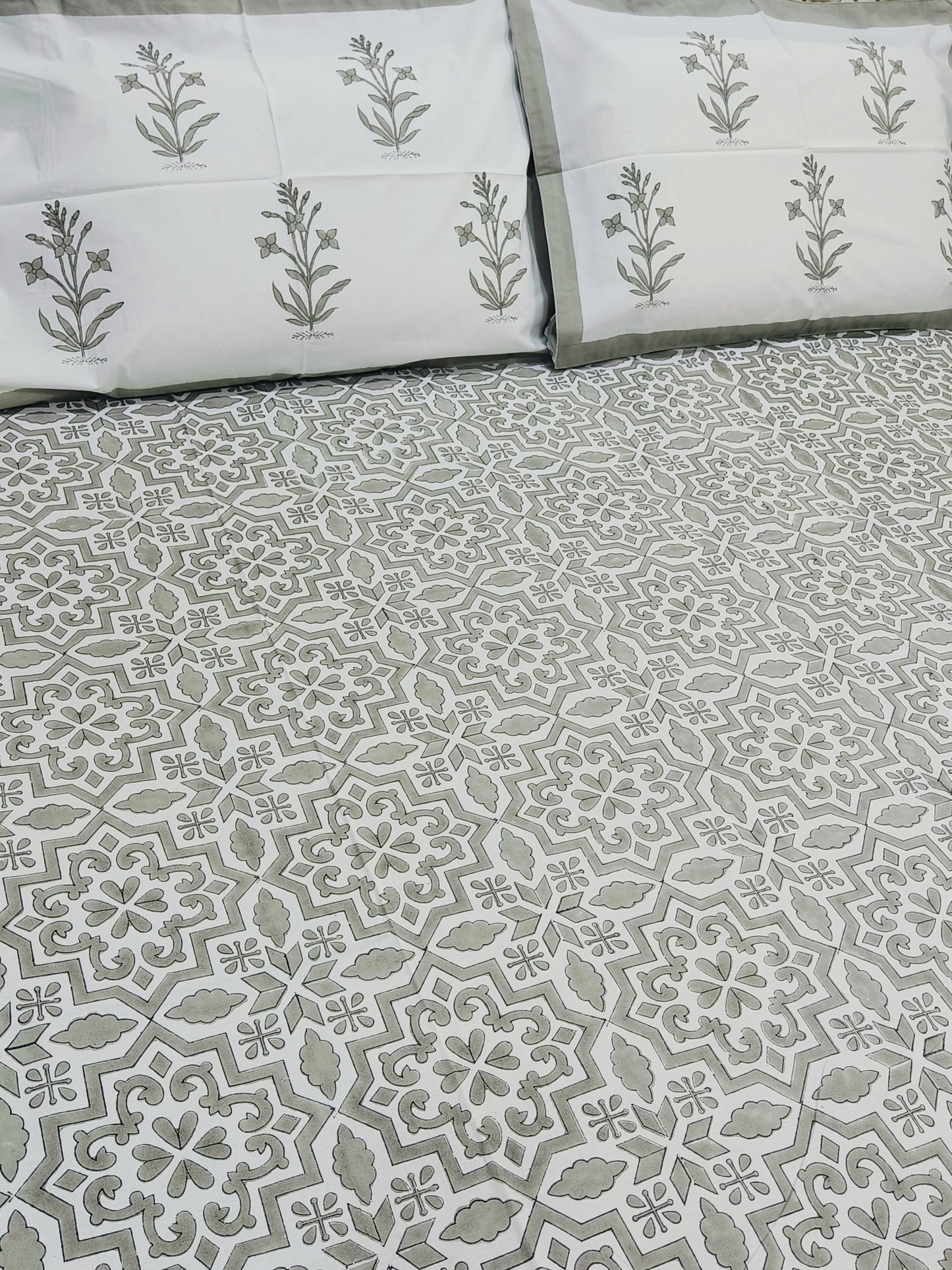 Bedsheet With King Size Pillow Cases