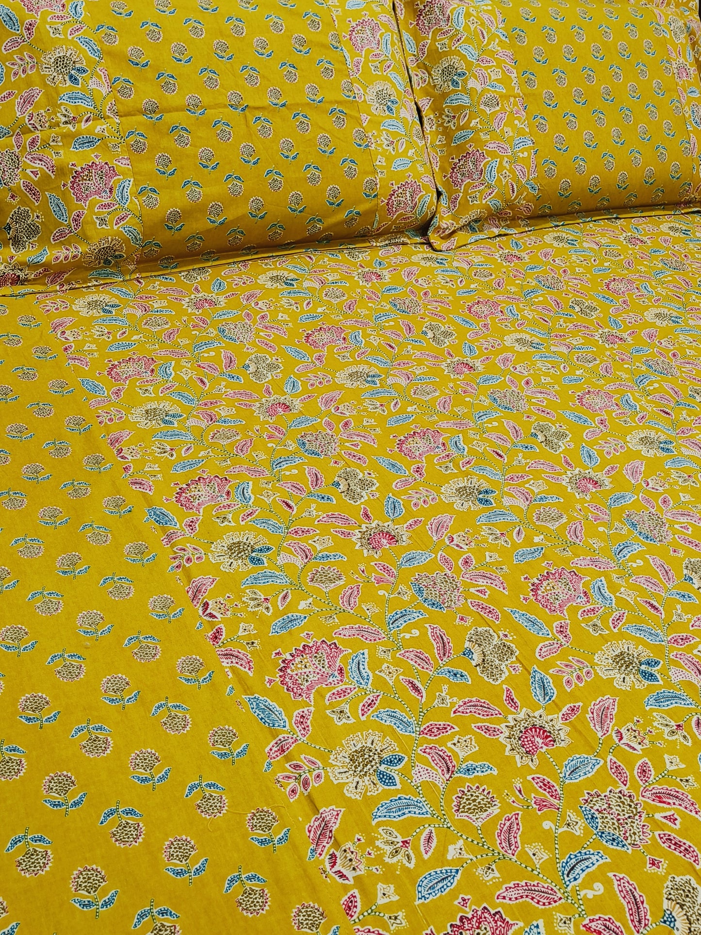 Bedsheet With King Size Pillow Cases