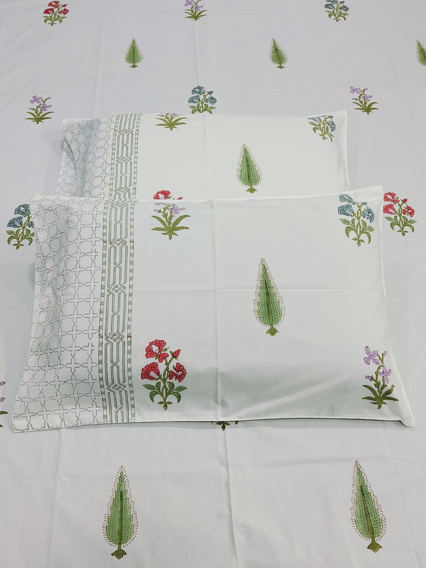 Bedsheet With King Size Pillow Cases
