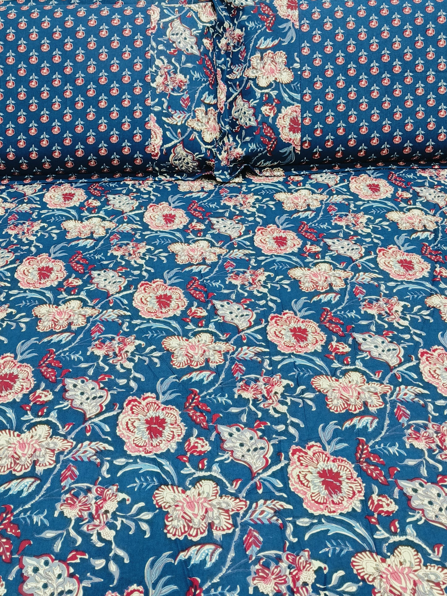 Bedsheet With King Size Pillow Cases