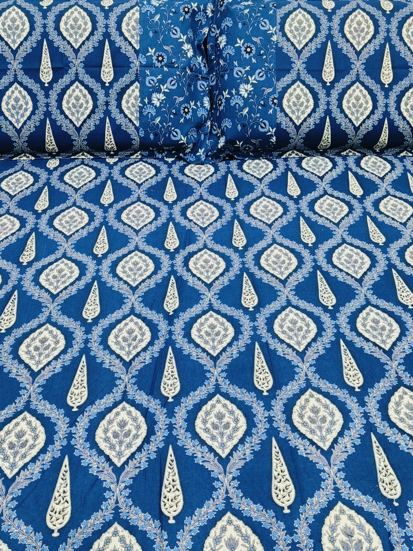 Bedsheet With King Size Pillow Cases
