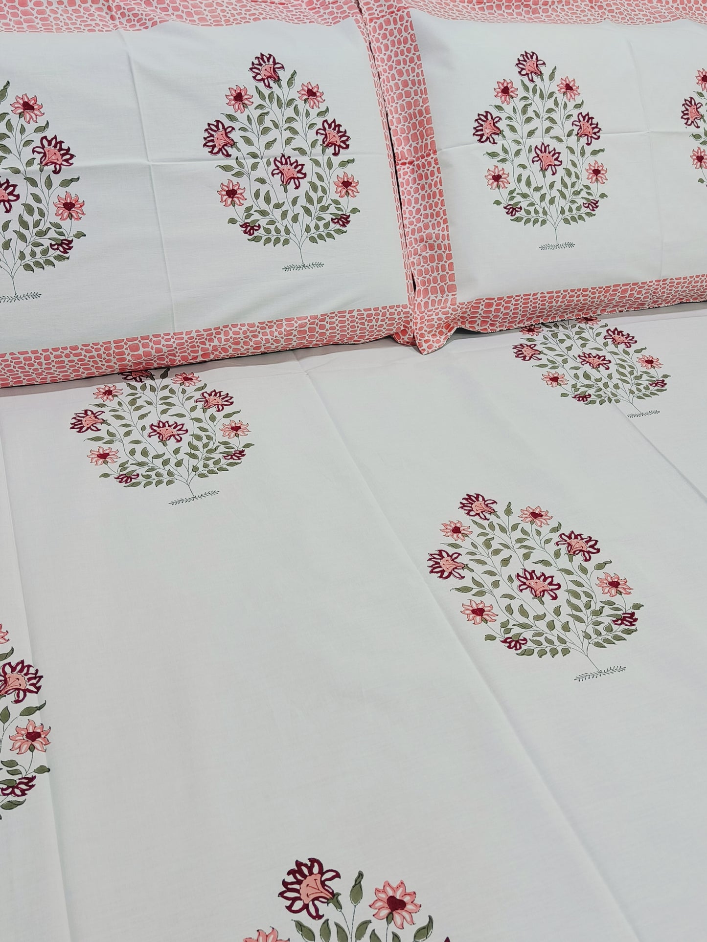 Bedsheet With King Size Pillow Cases