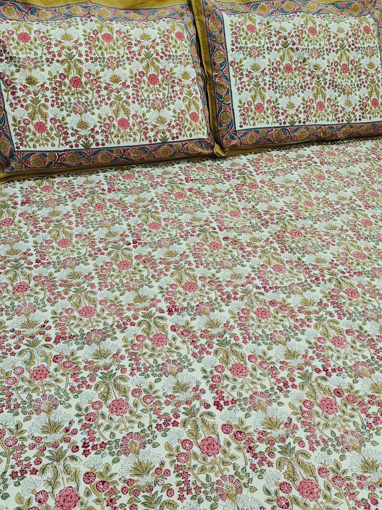 Bedsheet With King Size Pillow Cases