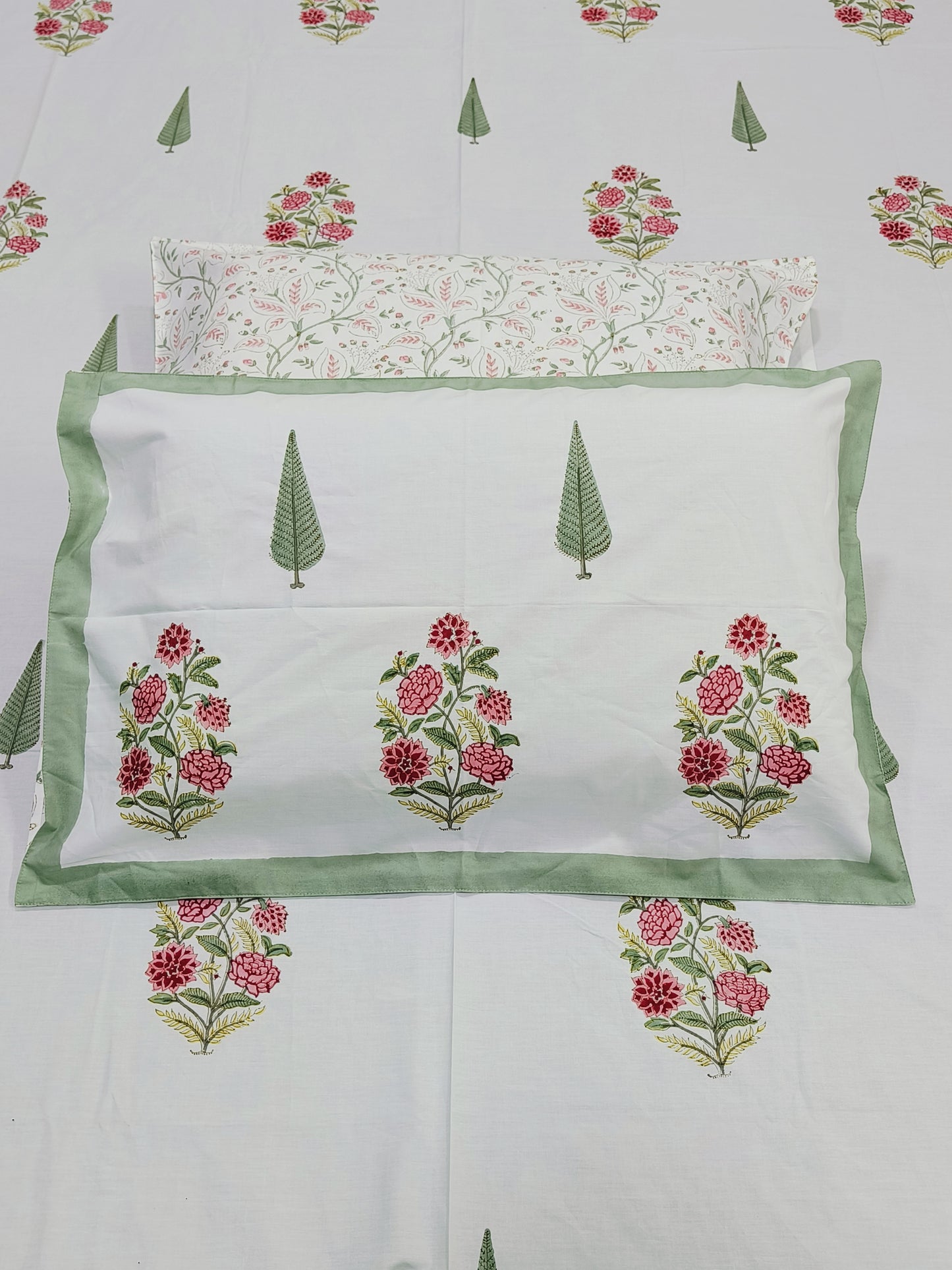 Bedsheet With King Size Pillow Cases