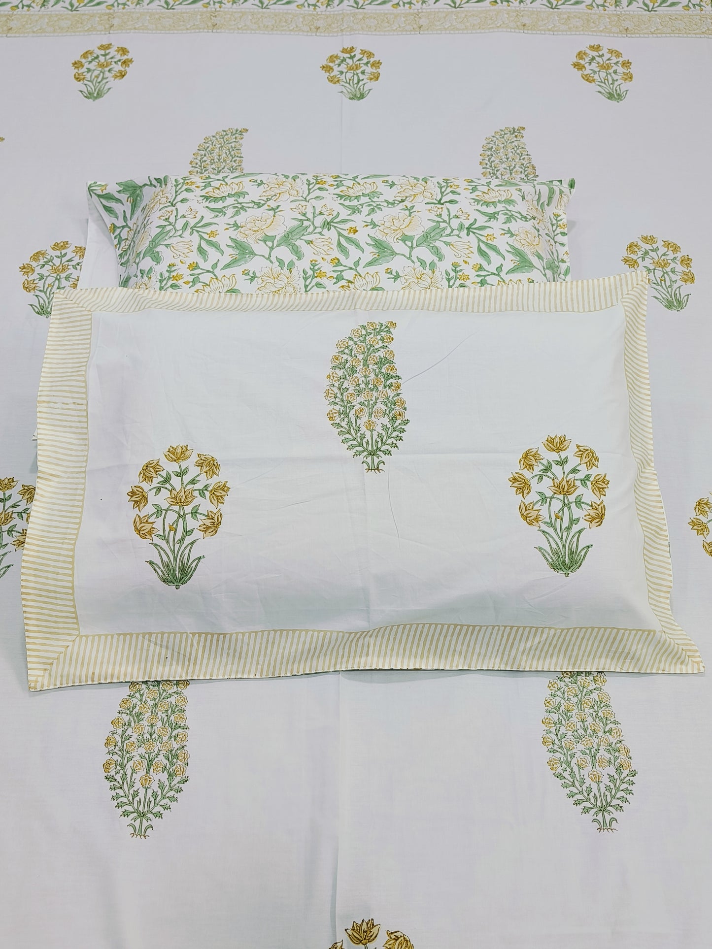 Bedsheet With King Size Pillow Cases
